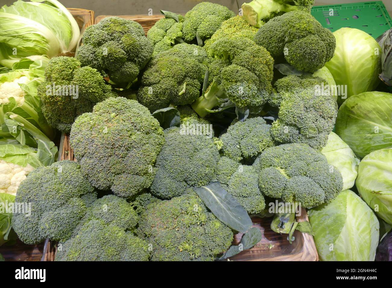 Brokkoli e varietà di cavoli, ortaggi invernali sul mercato alimentare . Foto Stock