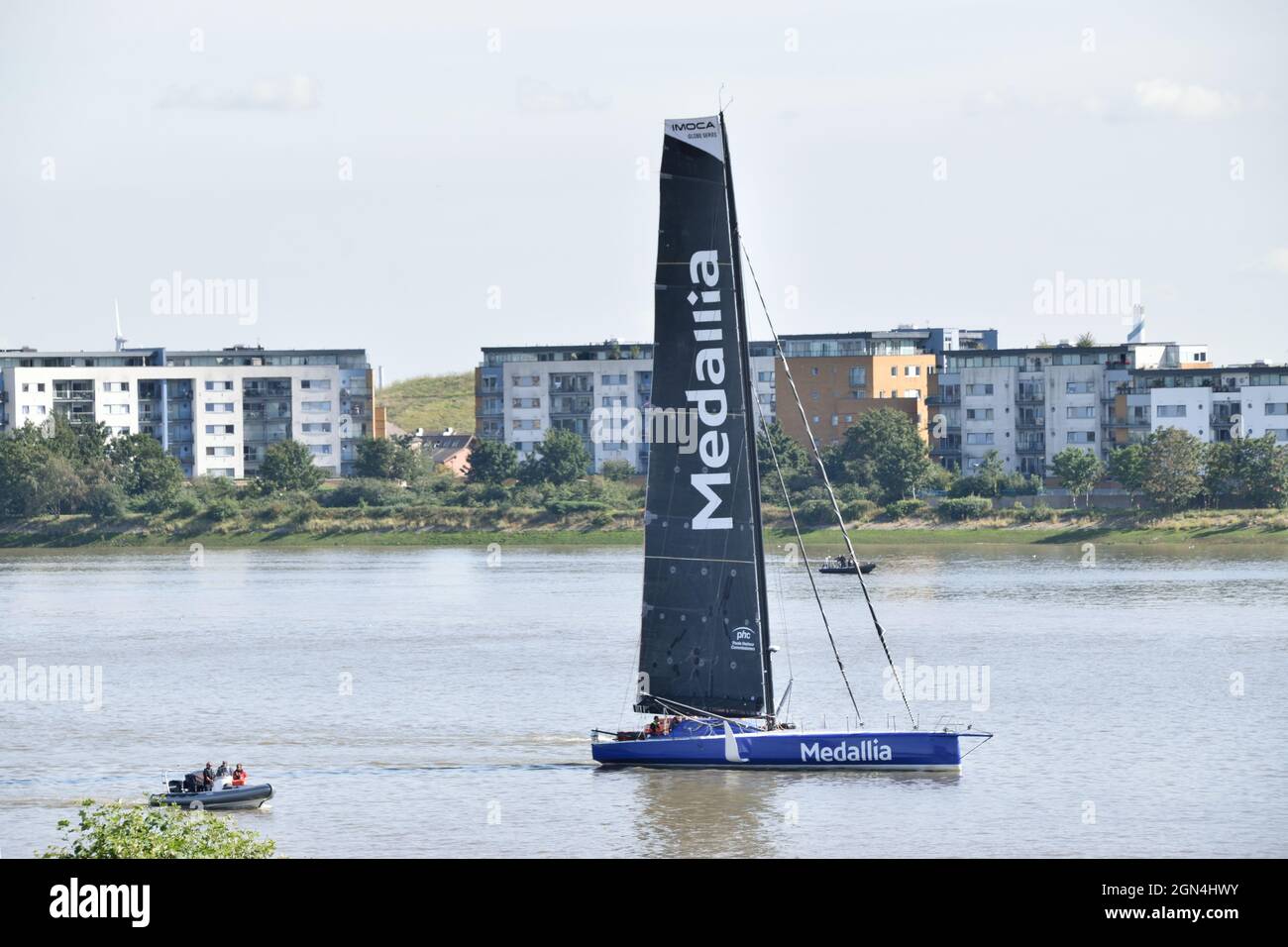 vela la sua nuova Medallia sponsorizzato Imoca Ocean racing yacht fino al fiume Tamigi prima della cerimonia di denominazione ufficiale della barca a Londra Foto Stock