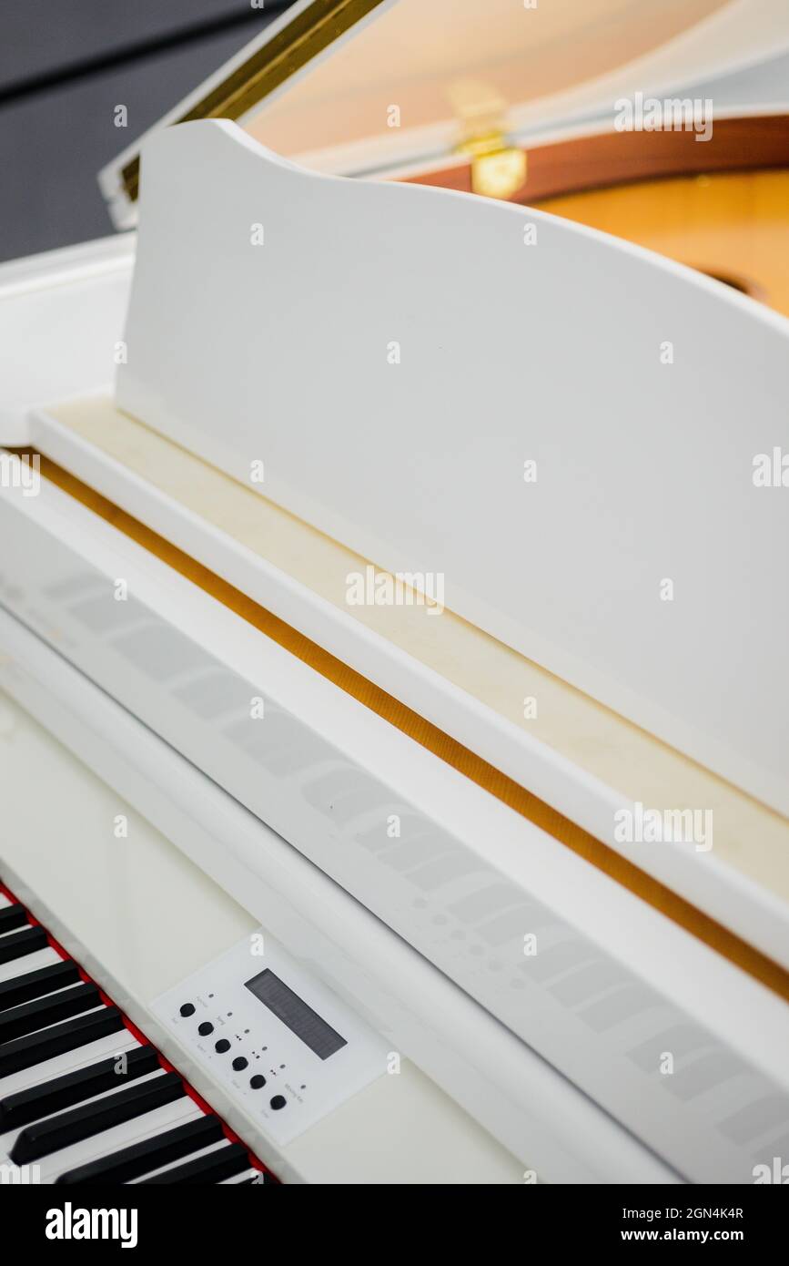 Grand piano bianco in un bellissimo interno luminoso Foto Stock