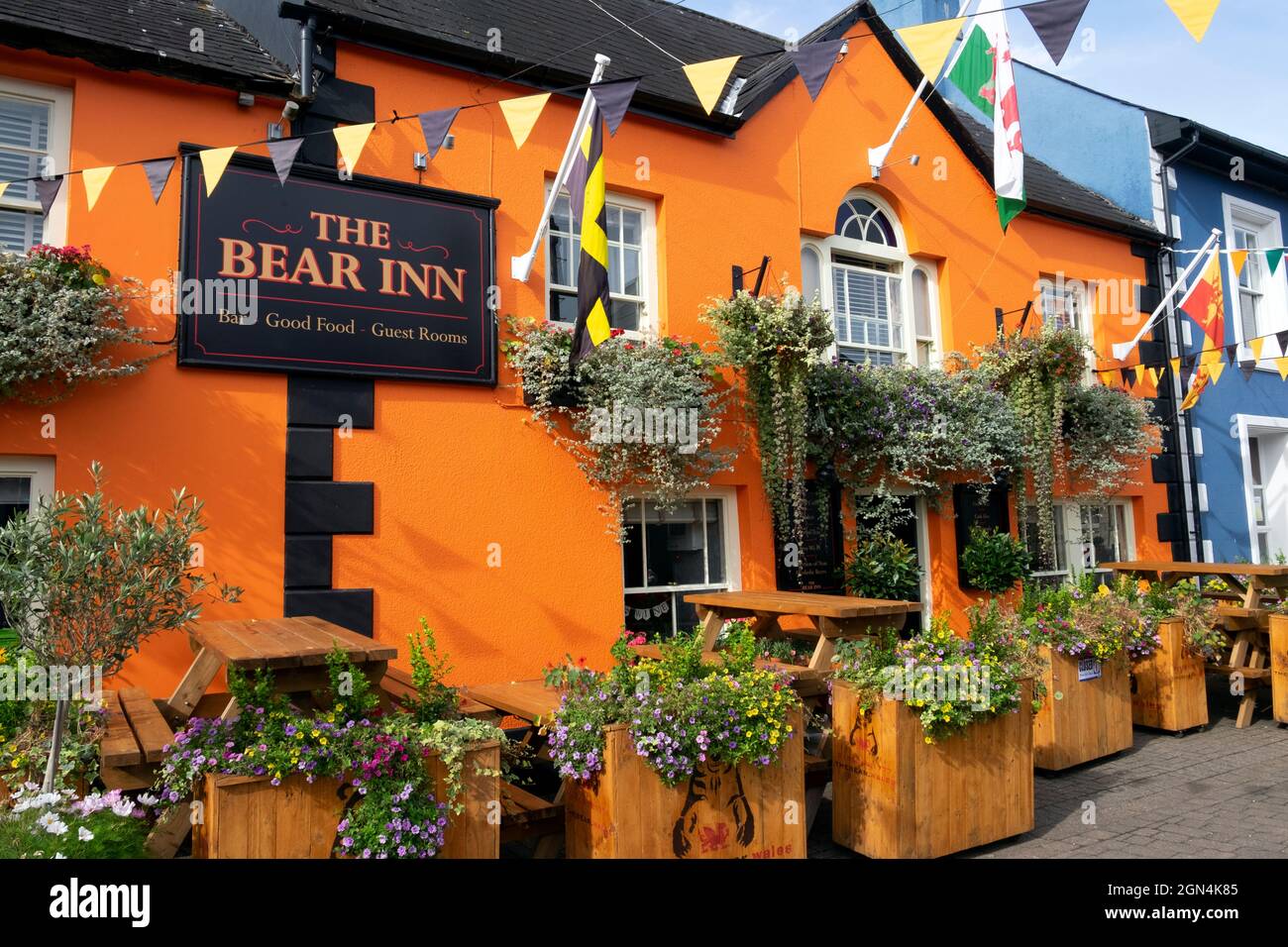 Il bar ristorante Bear Inn e l'hotel nel centro di Llandovery con fiori in contenitori di legno cesti pendenti Carmarthenshire Galles UK KATHY DEWITT Foto Stock
