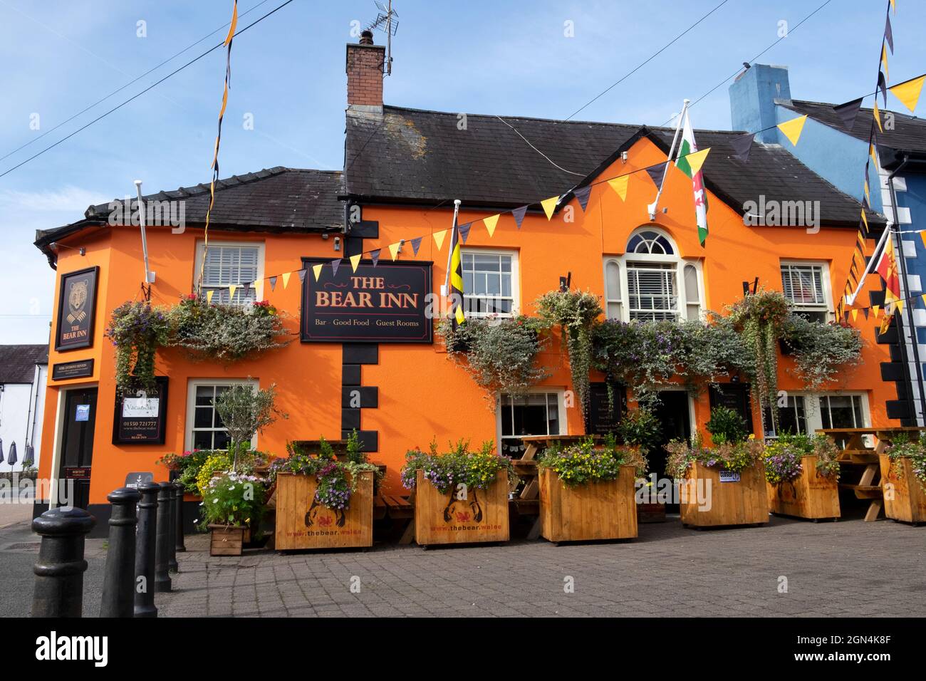 Vista esterna del bar ristorante Bear Inn e dell'hotel nel centro di Llandovery con fiori in contenitori di legno Carmarthenshire Wales UK KATHY DEWITT Foto Stock