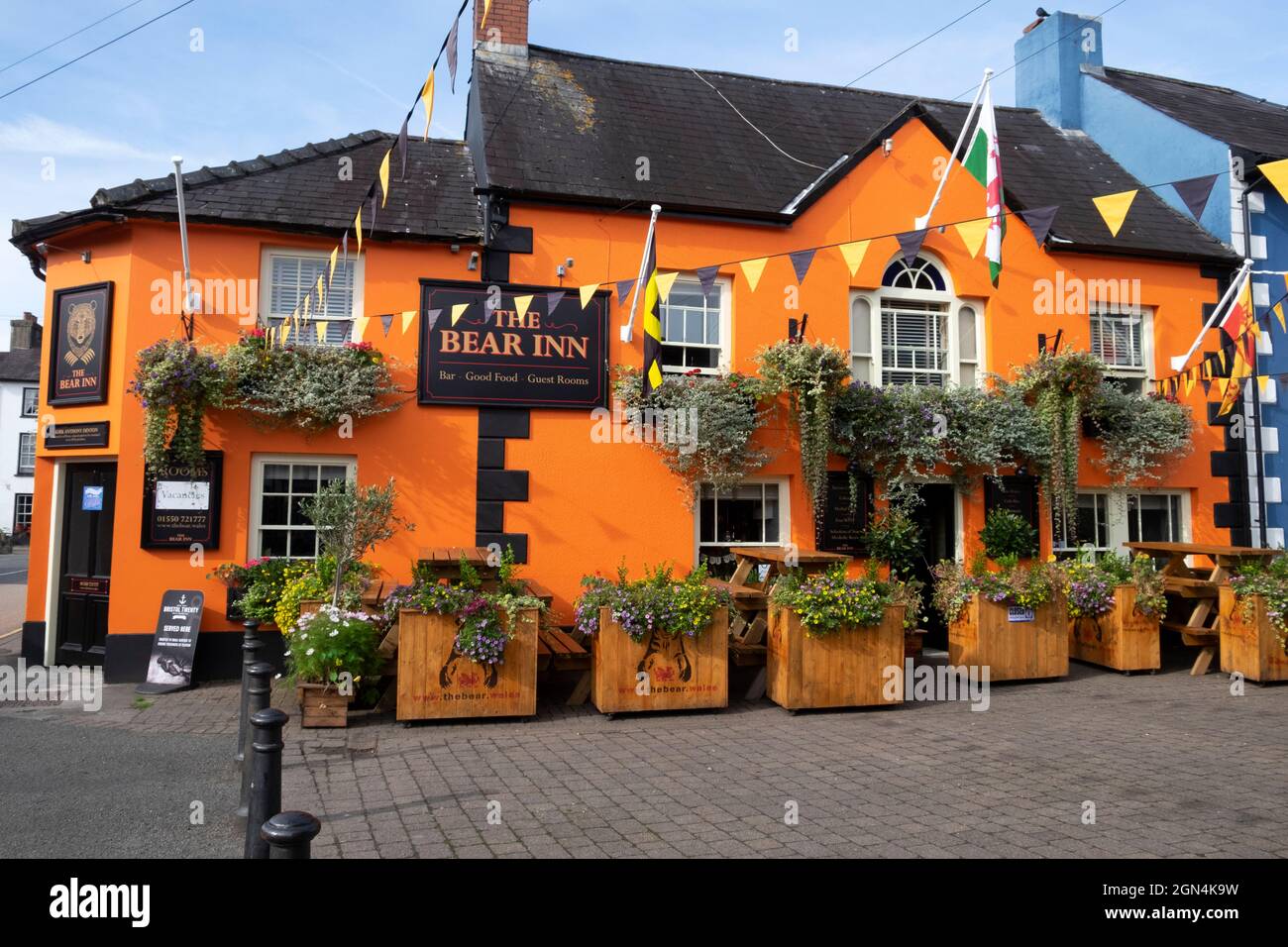 Vista esterna del bar ristorante Bear Inn e dell'hotel nel centro di Llandovery con fiori in contenitori di legno Carmarthenshire Wales UK KATHY DEWITT Foto Stock