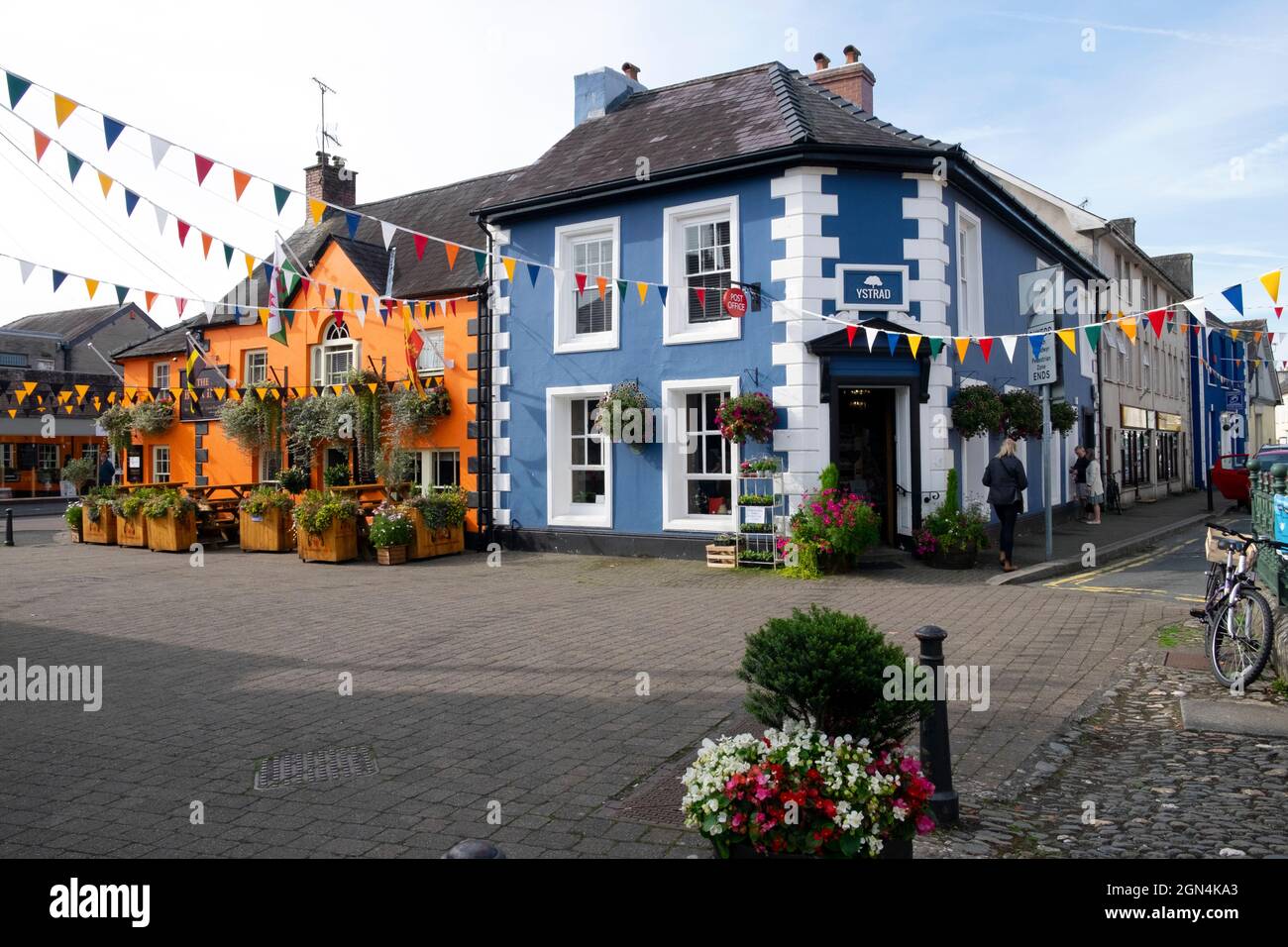 Vista esterna dell'ufficio postale e del bar ristorante Bear Inn e dell'hotel nel centro di Llandovery, Carmarthenshire Wales UK KATHY DEWITT Foto Stock