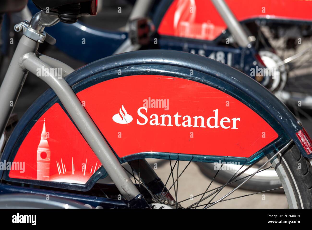Santander Cycles in una docking station a Westminster, Londra. Noleggio biciclette pubblico nella città di Londra, Regno Unito. Dettagli del logo e dei punti di riferimento del marchio Foto Stock