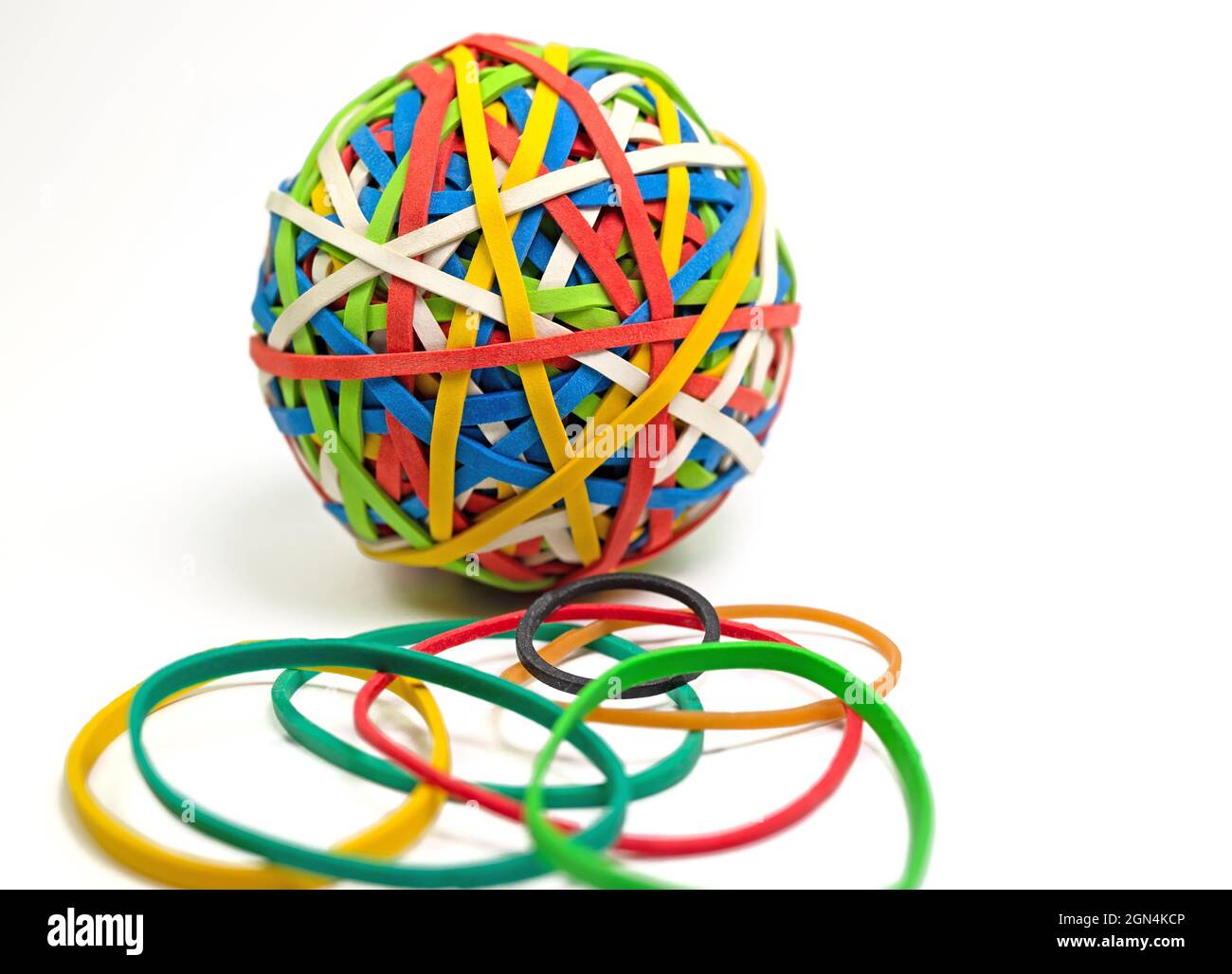 Molti elastici colorati a forma di sfera Foto Stock