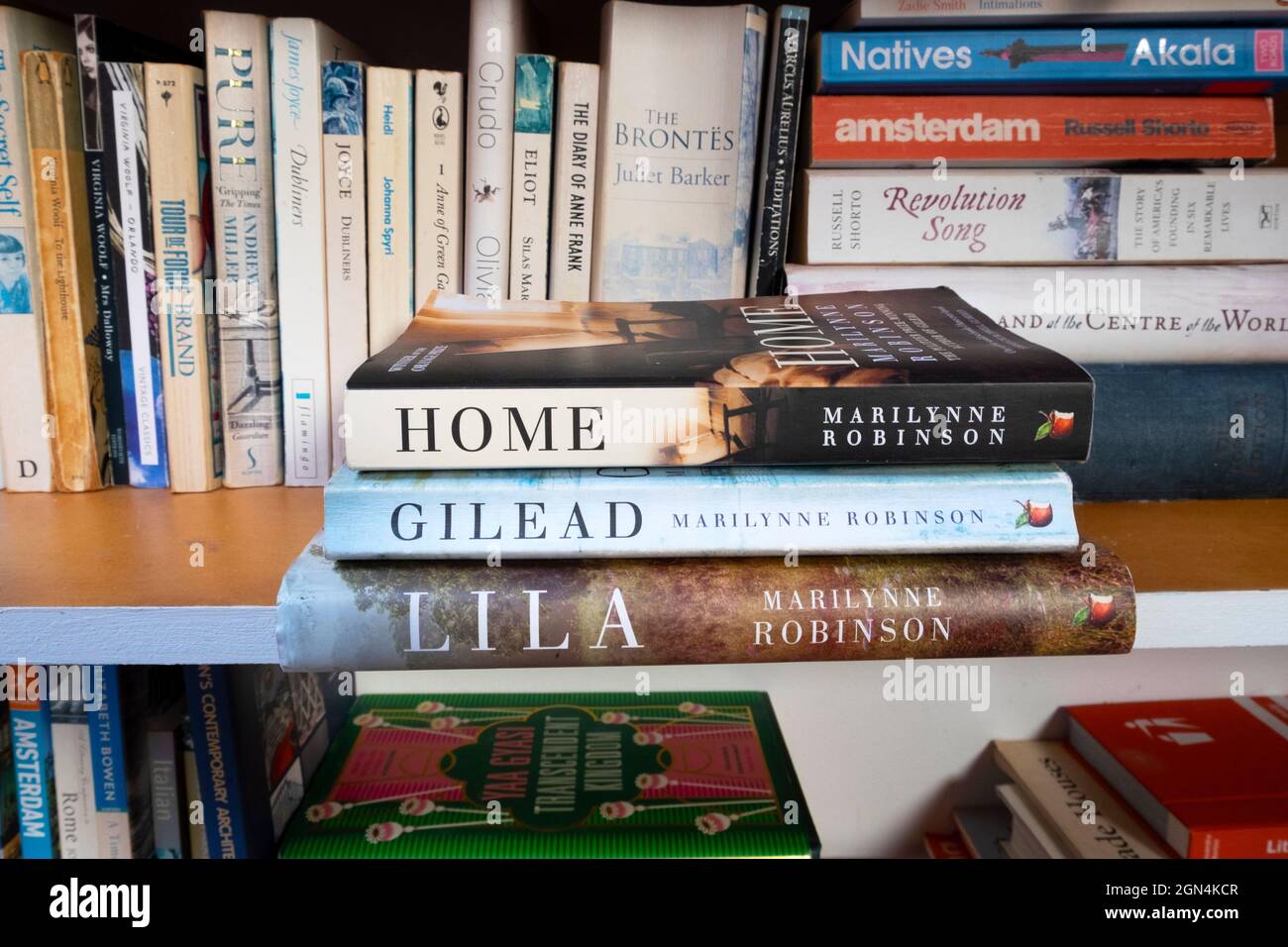 Casa, Gilead e Lila libri romanzi su una libreria da donna vincitrice di premi scrittore americano scrittore romanziere Marilynne Robinson KATHY DEWITT Foto Stock
