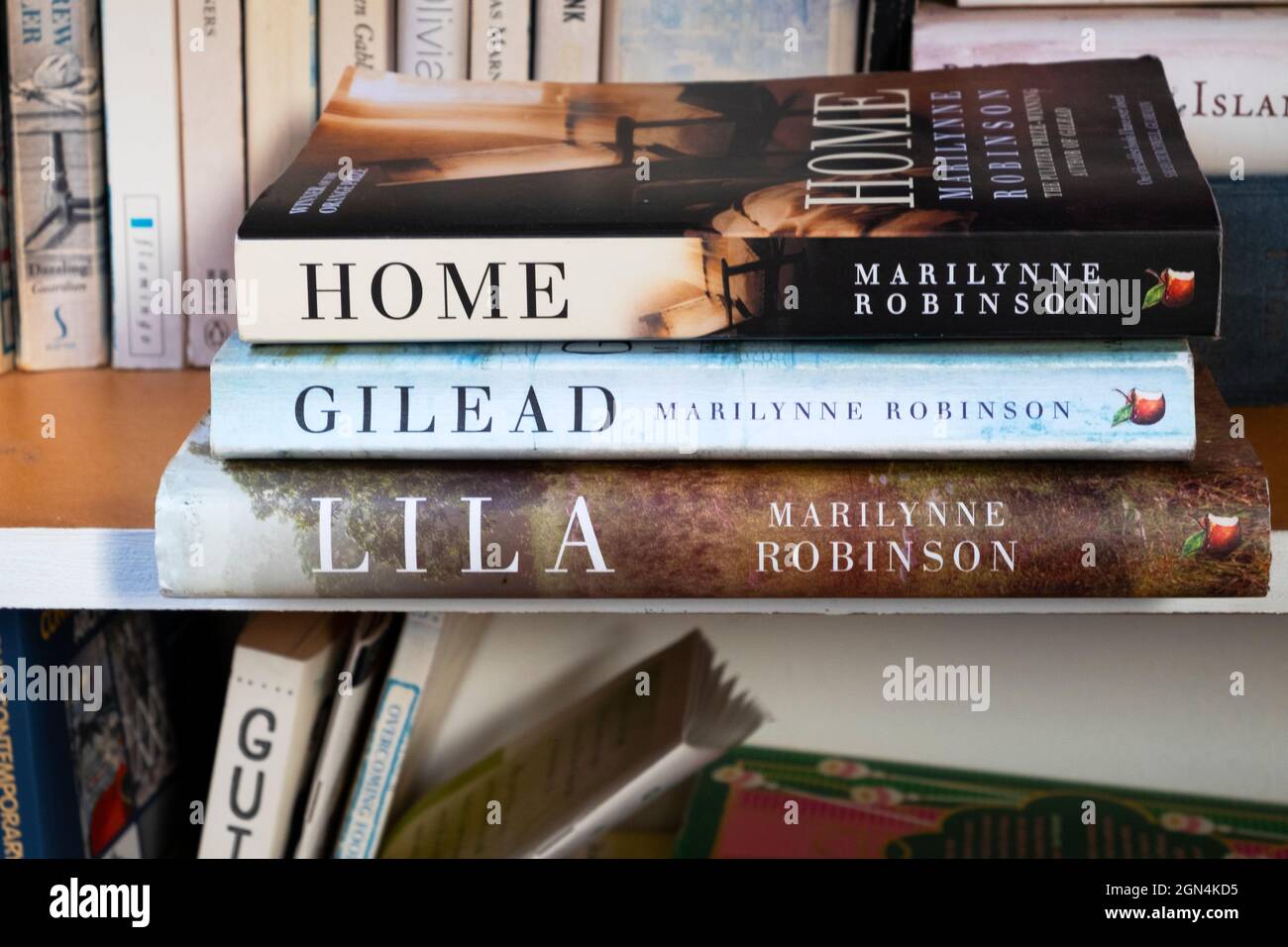 Home, Gilead e Lila libri romanzi su una libreria da donna vincitrice di premi scrittore americano scrittore romanziere Marilynne Robinson KATHY DEWITT Foto Stock