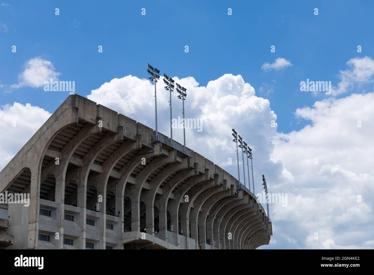 AUBURN ALABAMA, USA - 18 GIUGNO 2020 - posti a sedere in cemento vista dall'esterno, cielo blu con nuvole bianche Foto Stock