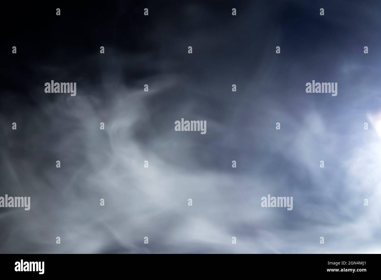 Movimento di fumo sfocato. Disegno astratto di nuvola bianca su sfondo scuro. Movimento di fumo sfocato. Foto Stock
