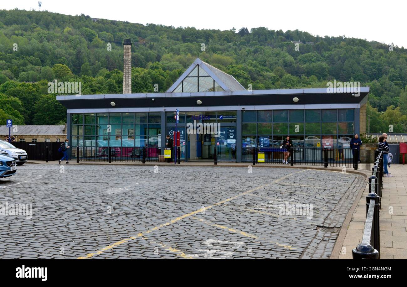 HALIFAX. WEST YORKSHIRE. INGHILTERRA. 05-29-21. L'edificio d'ingresso alla stazione ferroviaria di Halifax. La stazione si trova sulla linea Caldervale da Manchester Foto Stock