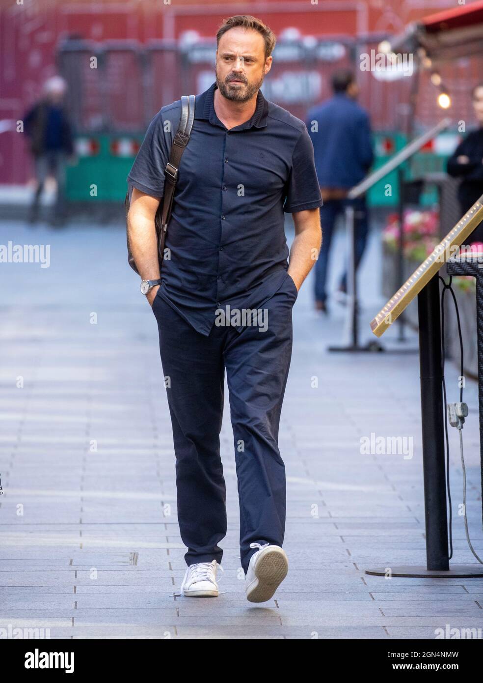 Televisione e radio presentatore, produttore e attore, Jamie Theakston, lascia l'ufficio della radio globale dopo aver presentato il suo show su Heart FM. Foto Stock