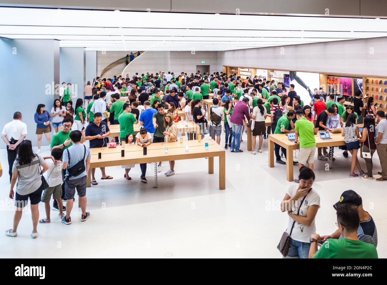 SINGAPORE - 28 MAGGIO 2017: Apertura del primo Apple Store a Singapore presso Orchard Road il 28 maggio 2017 Foto Stock