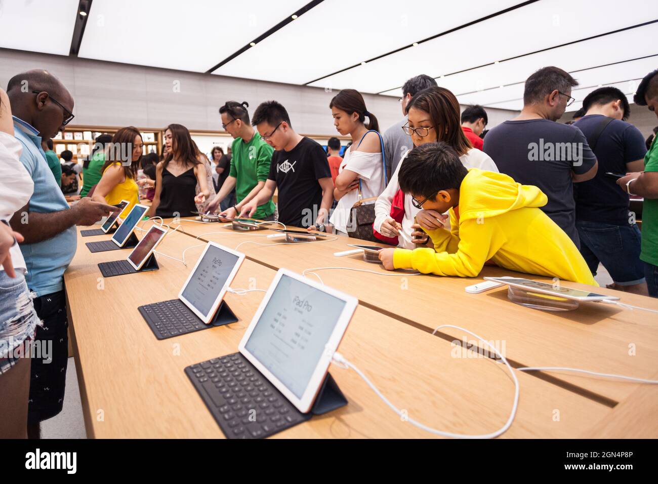 SINGAPORE - 28 MAGGIO 2017: Le persone acquistano ipad in Apple Store a Orchard Road il 28 maggio 2017 Foto Stock