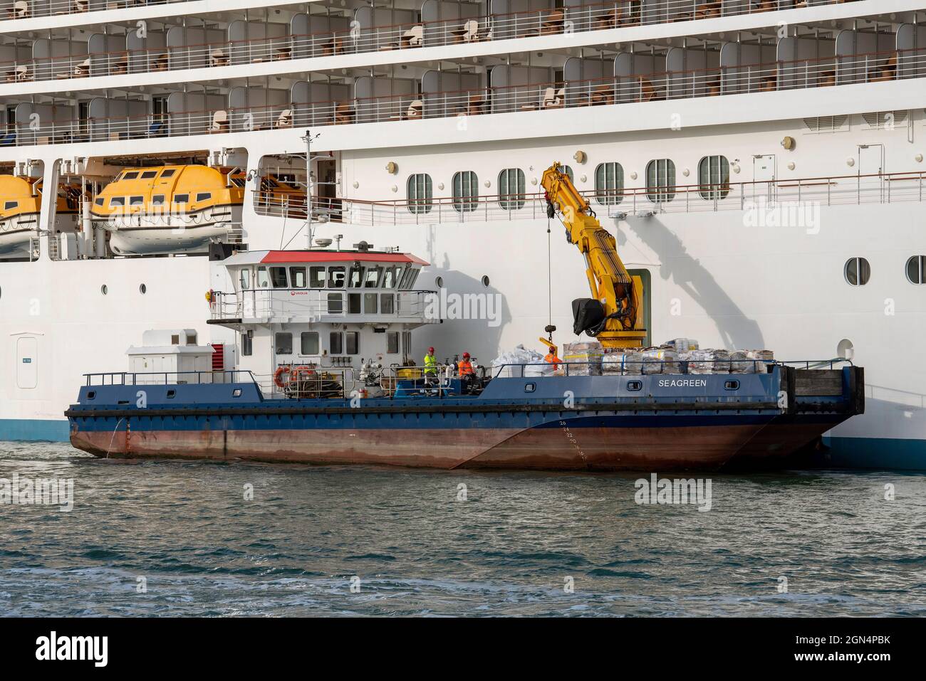 Southampton, Inghilterra, Regno Unito. 2021. Un'offerta portuale per la raccolta dei rifiuti e il riciclaggio da una nave da crociera nel porto. Porto di Southampton. Foto Stock