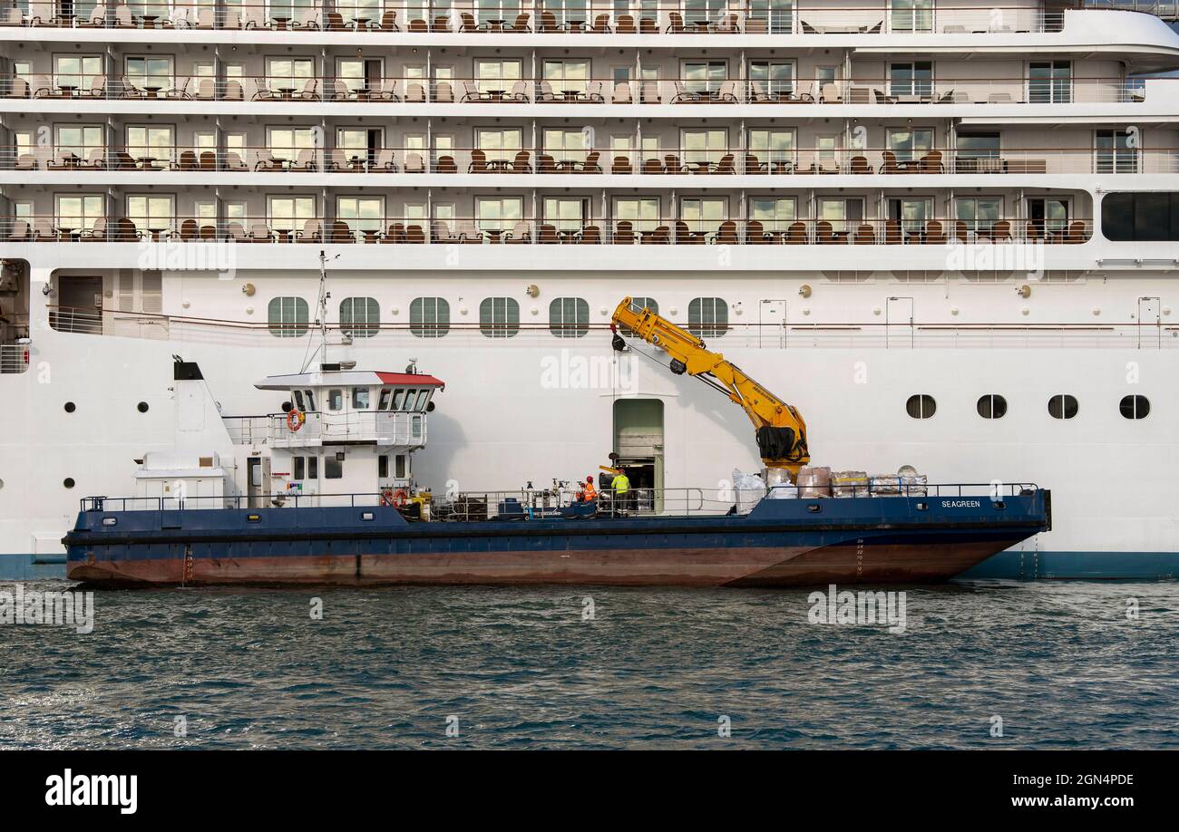 Southampton, Inghilterra, Regno Unito. 2021. Un'offerta portuale per la raccolta dei rifiuti e il riciclaggio da una nave da crociera nel porto. Porto di Southampton. Foto Stock