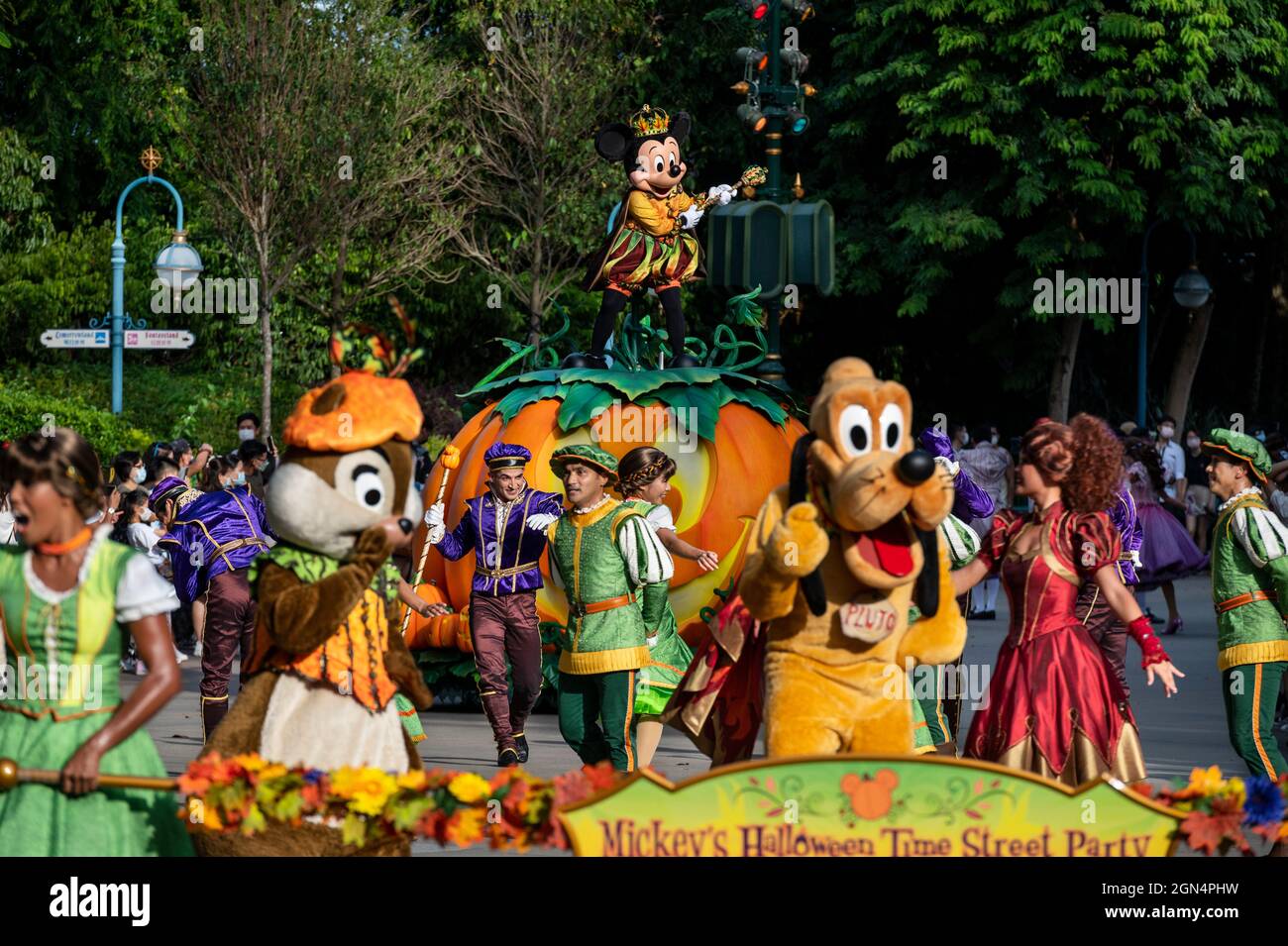 Hong Kong, Cina. 20 Settembre 2021. I personaggi Disney, tra cui Micky mouse e Goofy, sono visti partecipando a una sfilata durante il tema stagionale di Halloween al Disneyland Resort di Hong Kong a Hong Kong il 20 settembre 2021. Credit: SOPA Images Limited/Alamy Live News Foto Stock