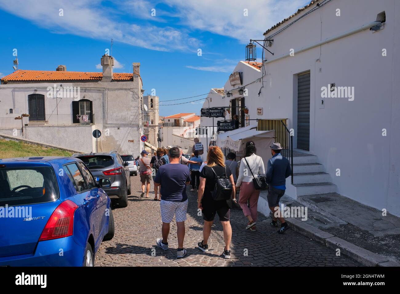71037 MONTE SANT ANGELO FOGGIA, ITALIA - 02 settembre 2021: Negozi di souvenir e generi alimentari come pane e pasta nella città di pellegrinaggio di Monte SA Foto Stock