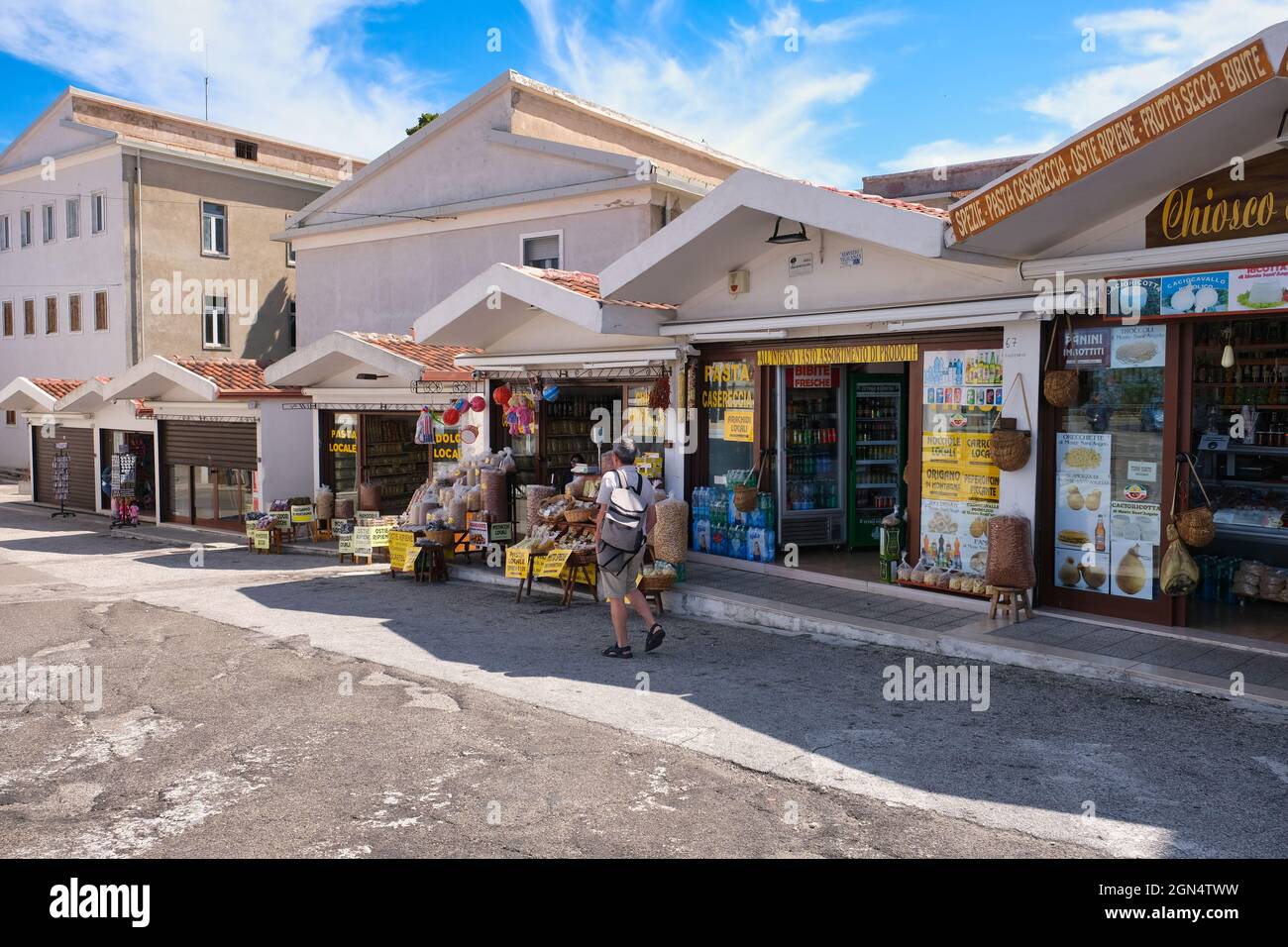 71037 MONTE SANT ANGELO FOGGIA, ITALIA - 02 settembre 2021: Negozi di souvenir e generi alimentari come pane e pasta nella città di pellegrinaggio di Monte SA Foto Stock