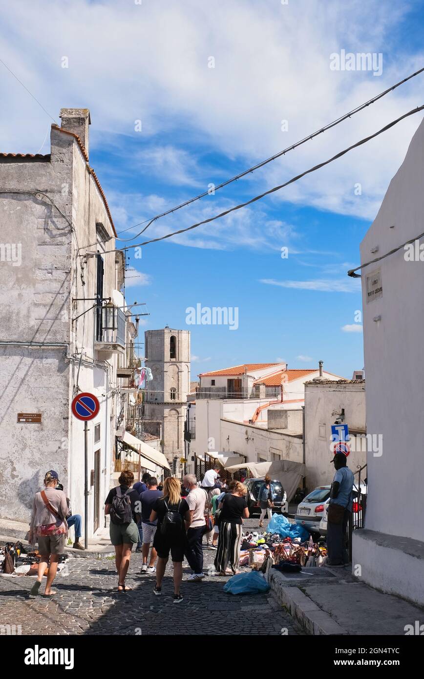 71037 MONTE SANT ANGELO FOGGIA, ITALIA - 02 settembre 2021: Negozi di souvenir e generi alimentari come pane e pasta nella città di pellegrinaggio di Monte SA Foto Stock