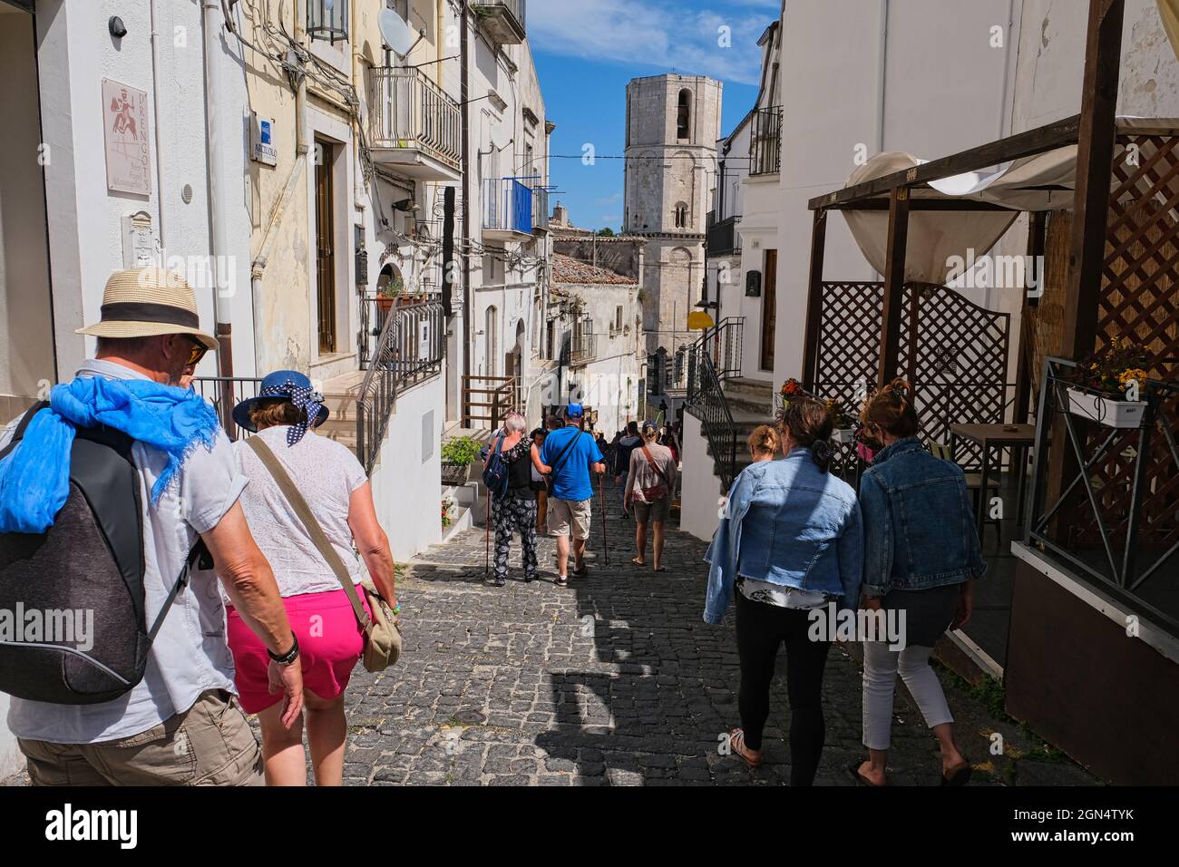 71037 MONTE SANT ANGELO FOGGIA, ITALIA - 02 settembre 2021: Negozi di souvenir e generi alimentari come pane e pasta nella città di pellegrinaggio di Monte SA Foto Stock