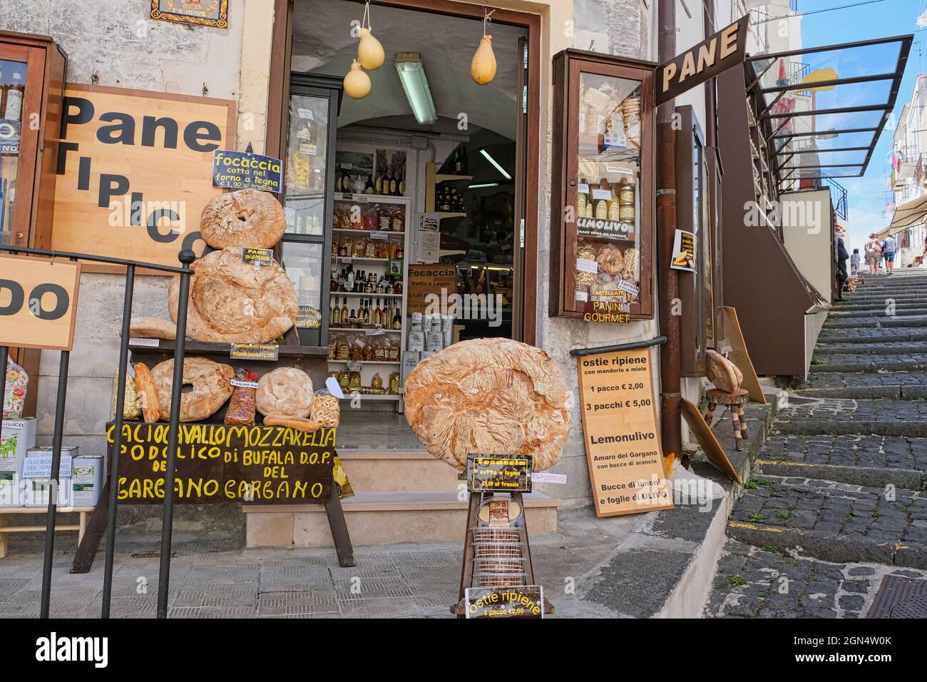 71037 MONTE SANT ANGELO FOGGIA, ITALIA - 02 settembre 2021: Negozi di souvenir e generi alimentari come pane e pasta nella città di pellegrinaggio di Monte SA Foto Stock
