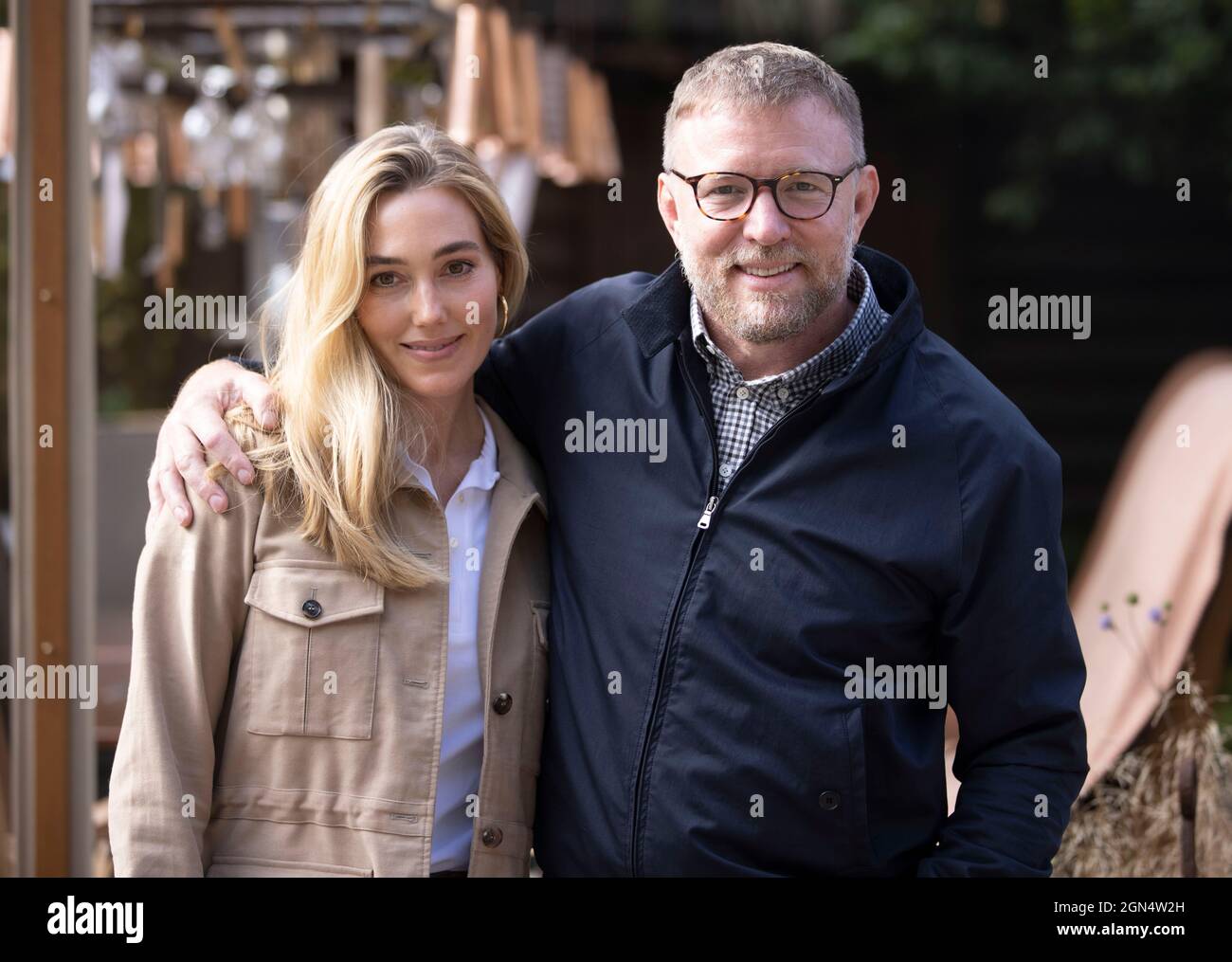 Guy Ritchie, produttore e regista cinematografico, con sua moglie, modello, Jacqui Ainsley al RHS Chelsea Flower Show. Foto Stock