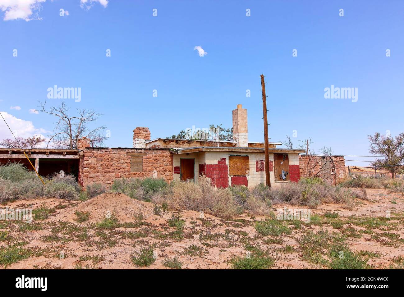 Vecchio edificio inabitabile a un piano con frontage in pietra Foto Stock