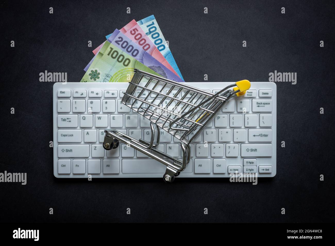 Valuta del Cile, tastiera per computer bianca, carrello in miniatura,  sfondo nero, concetto di shopping online nei negozi, prezzi bassi Foto  stock - Alamy