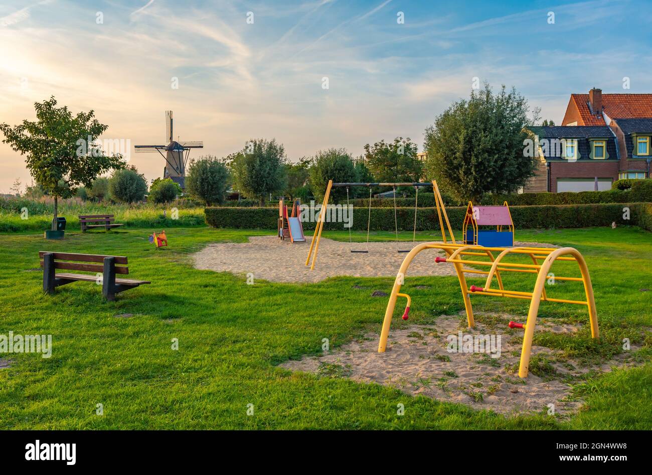 Il quartiere olandese, adatto ai bambini, offre un parco giochi e un mulino a vento tradizionale nel villaggio di Terheijden, nel Brabante settentrionale, nei Paesi Bassi Foto Stock