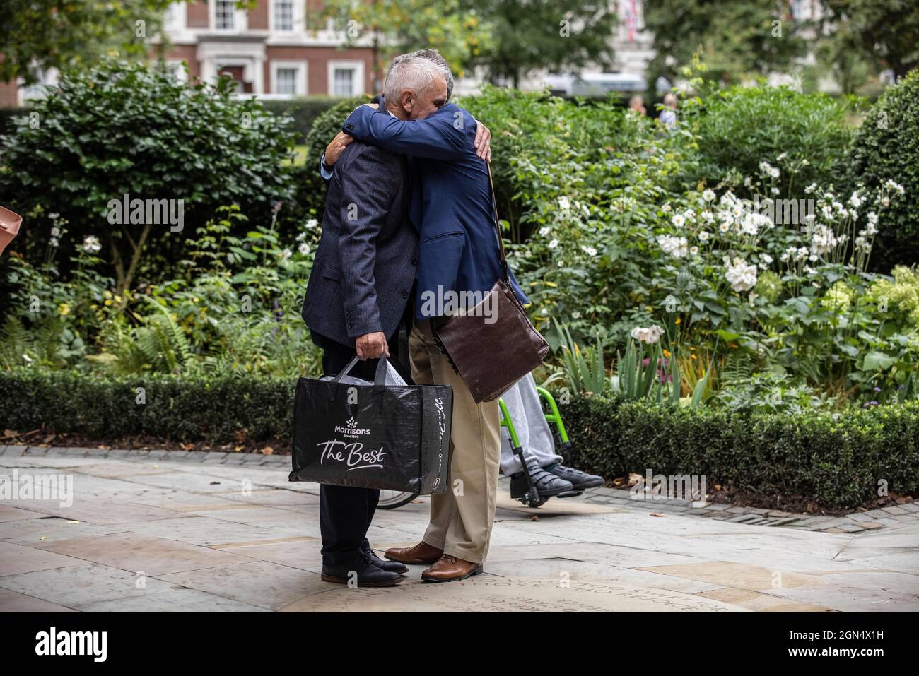 Le famiglie pagano il loro rispetto al Memorial Garden del settembre 11 in Grosvenor Square a Londra nel 20° anniversario degli attacchi terroristici del 9/11. Foto Stock