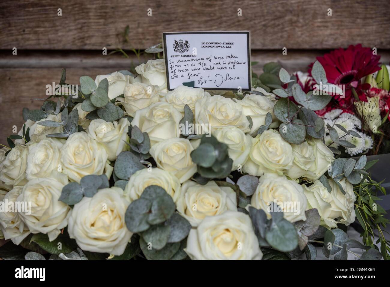 Le famiglie pagano il loro rispetto al Memorial Garden del settembre 11 in Grosvenor Square a Londra nel 20° anniversario degli attacchi terroristici del 9/11. Foto Stock