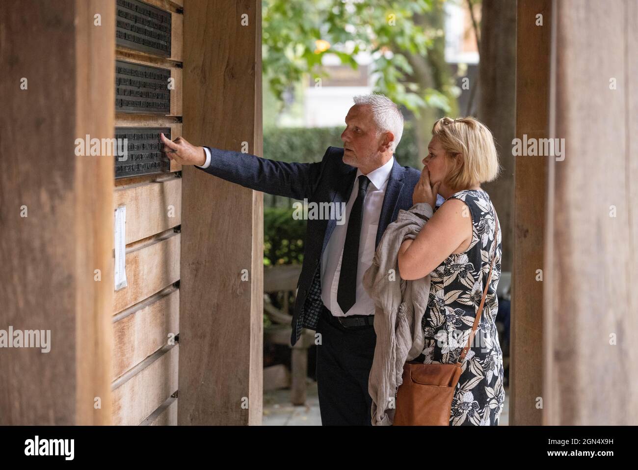 Le famiglie pagano il loro rispetto al Memorial Garden del settembre 11 in Grosvenor Square a Londra nel 20° anniversario degli attacchi terroristici del 9/11. Foto Stock