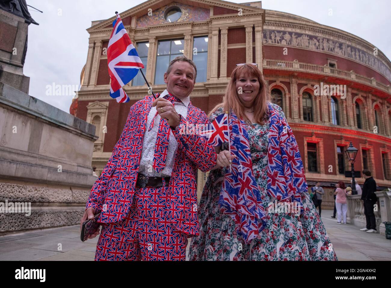 Ultima notte del Prom 2021. L'immagine mostra i partecipanti che si accodano all'esterno della Royal Albert Hall prima della serata annuale dei concerti britannici. Foto Stock