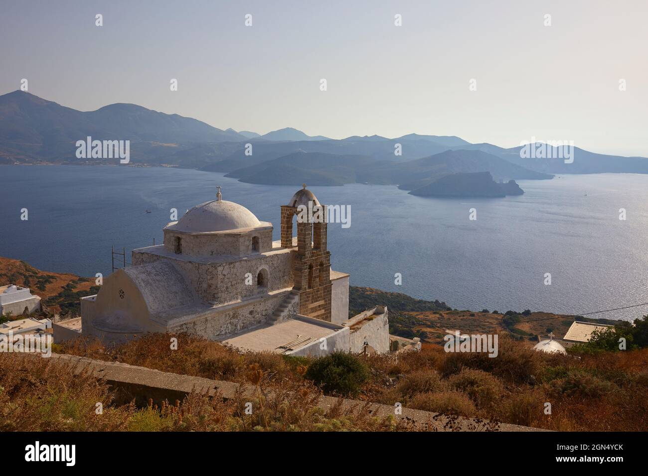 Panagia Thalassitra chiesa dal castello di Plaka, isola di Milos, Grecia Foto Stock
