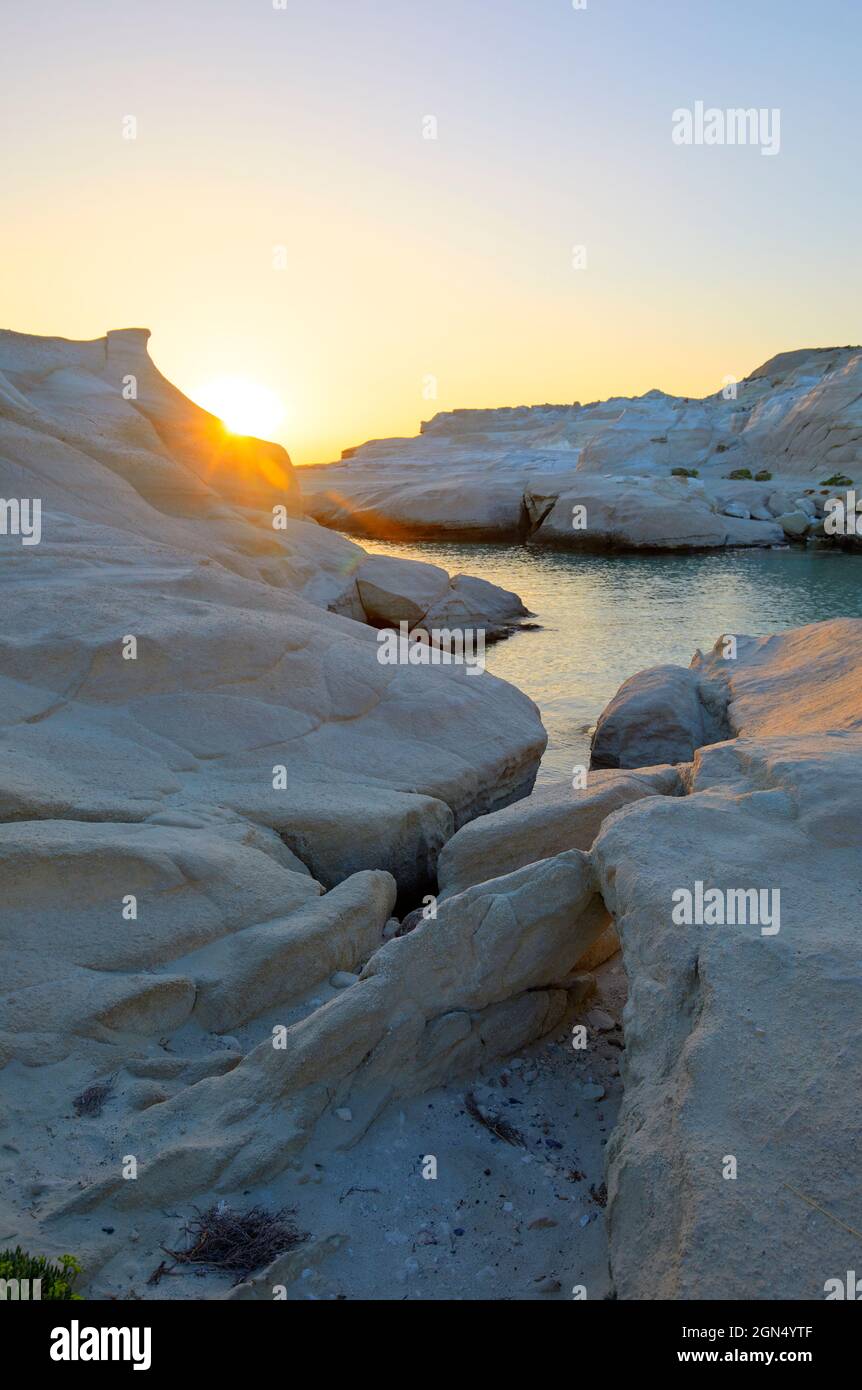 Le bianche scogliere di Sarakiniko Beach all'alba, Milos, Grecia Foto Stock