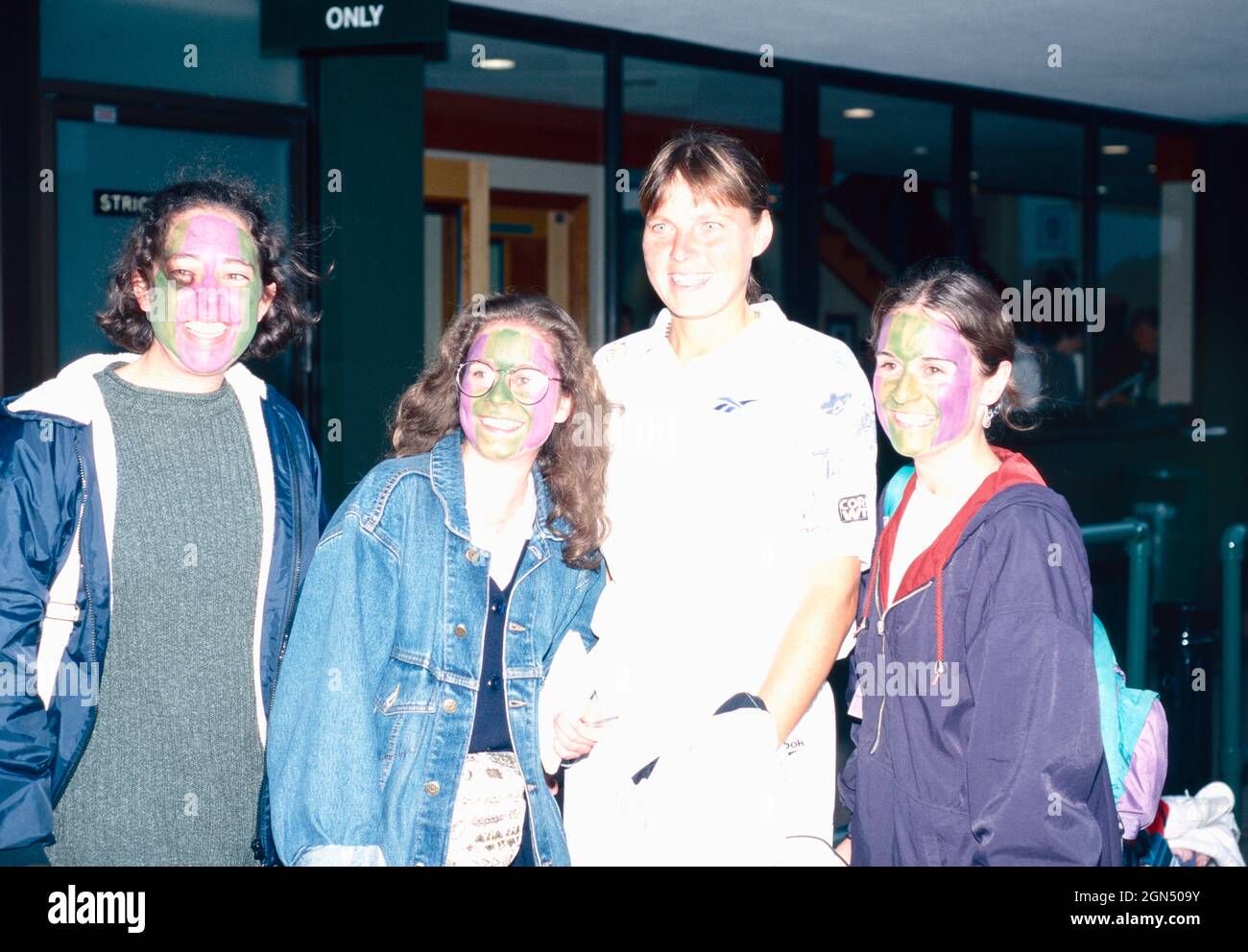 Il tennista americano Nicole Arendt con i tifosi, anni '90 Foto Stock