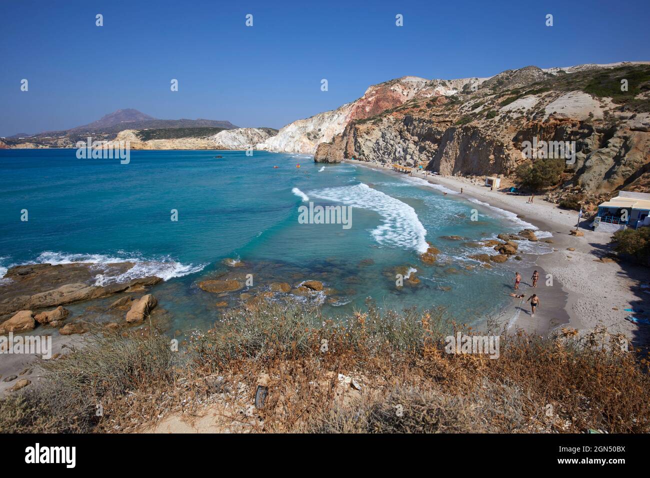 Vista rialzata della spiaggia di Fyrinaka, Milos, Grecia Foto Stock