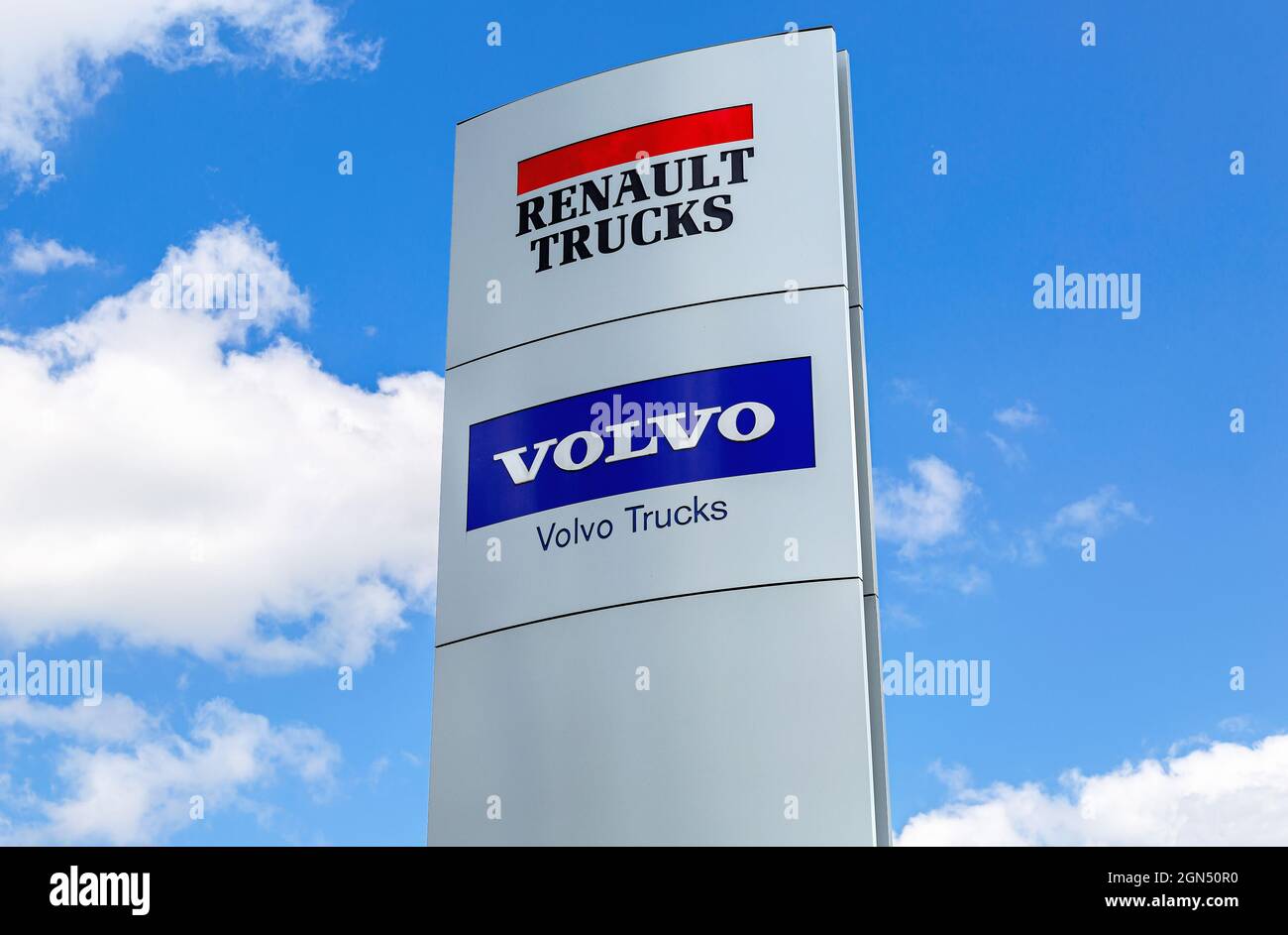 Samara, Russia - 2 luglio 2021: Cartello concessionaria Renault e Volvo contro il cielo blu, concessionario ufficiale Foto Stock