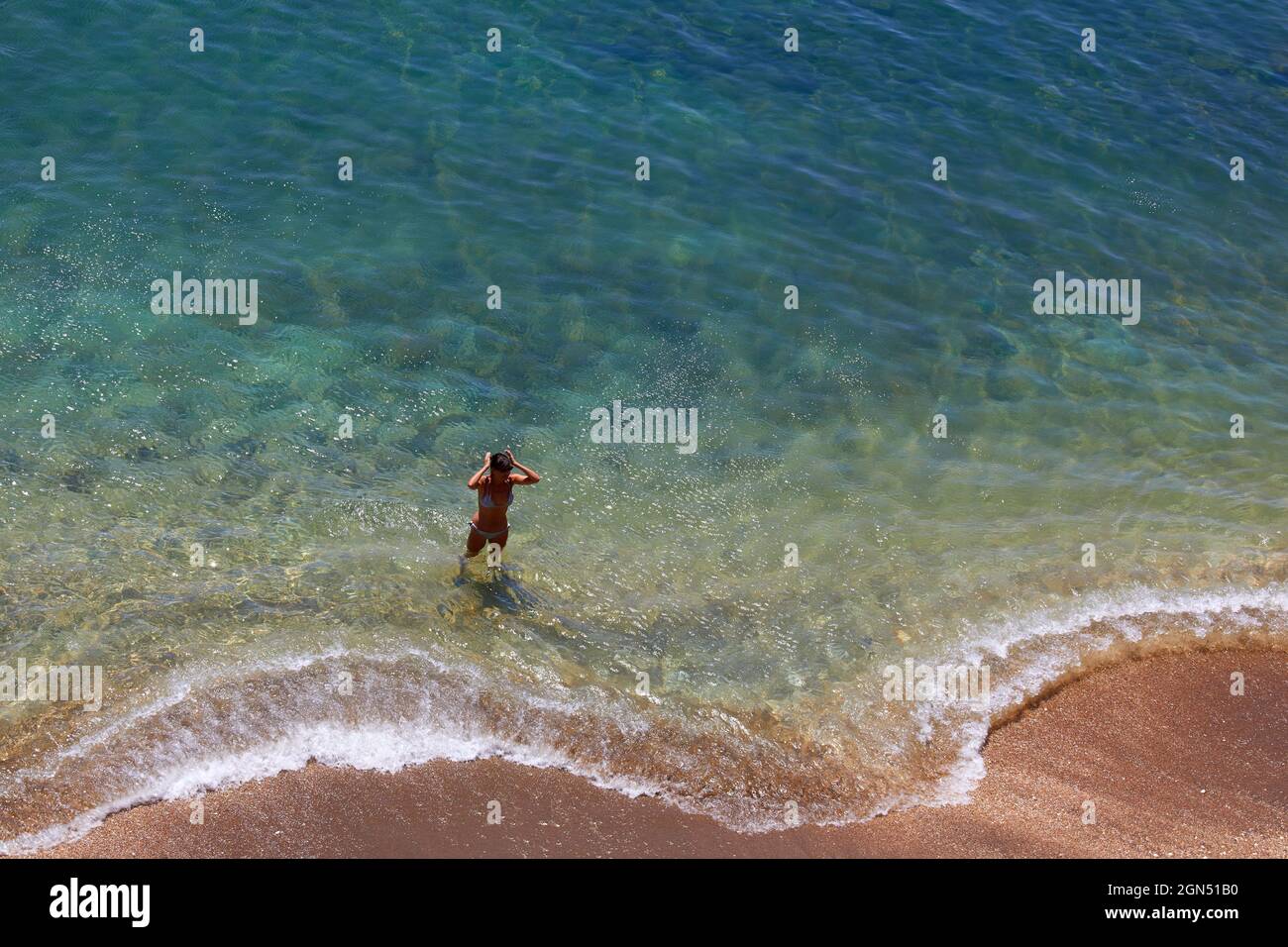 Vista rialzata della spiaggia dorata di Paliochori, Milos, Grecia Foto Stock