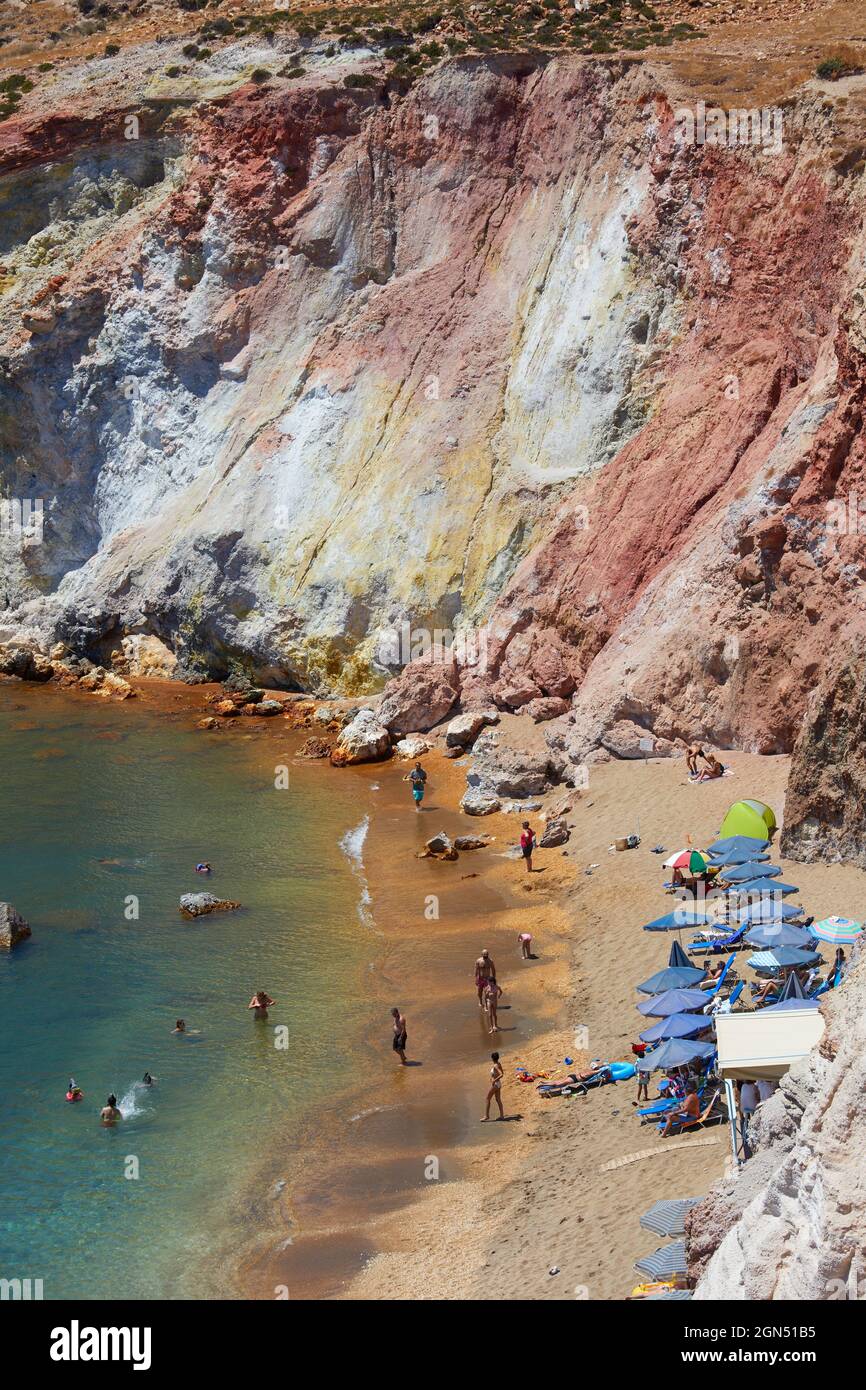 Vista rialzata della spiaggia dorata di Paliochori, Milos, Grecia Foto Stock