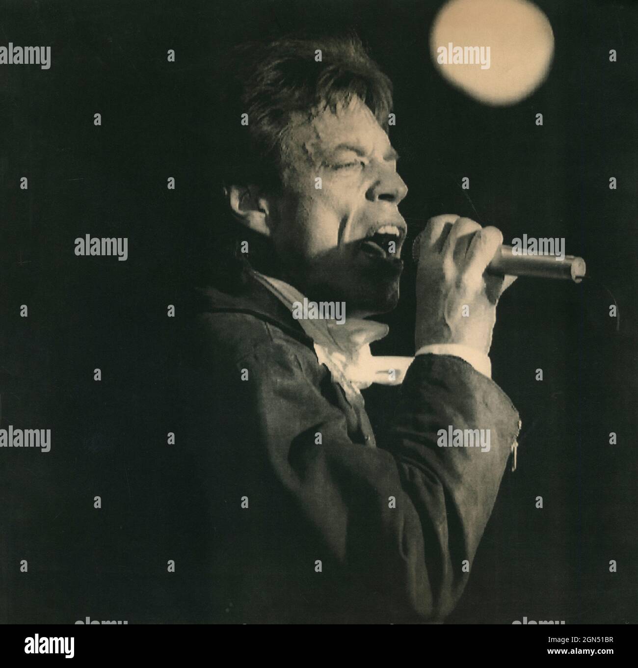 Il musicista inglese Mick Jagger ad un concerto, 1989 Foto Stock