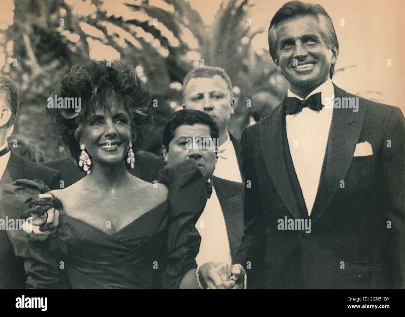 L'attrice britannico-americana Liz Taylor e lo stilista italiano Valentino, 1989 Foto Stock