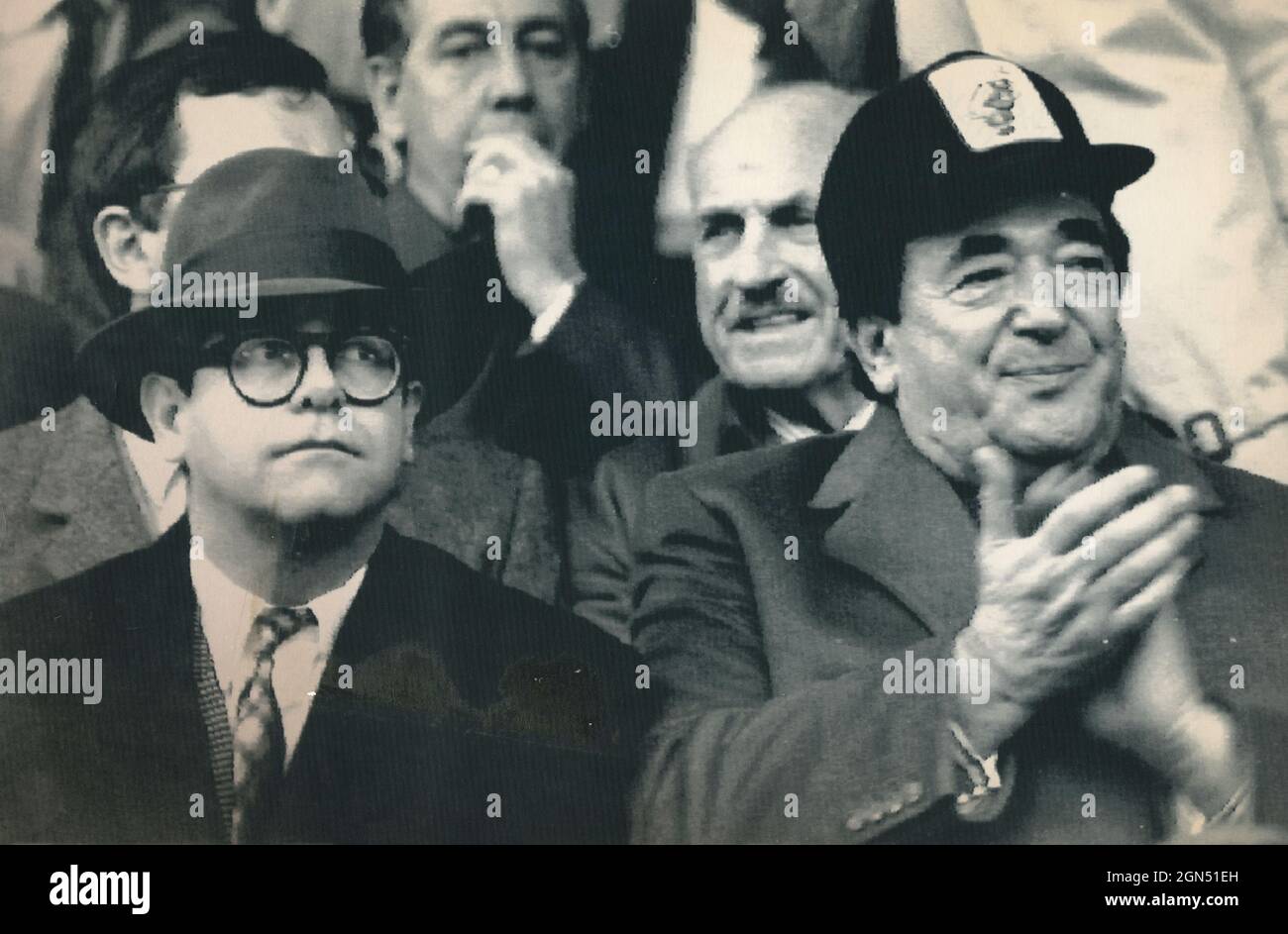 Il cantante inglese Elton John e il magnate mediatico Robert Maxwell allo stadio, 1989 Foto Stock