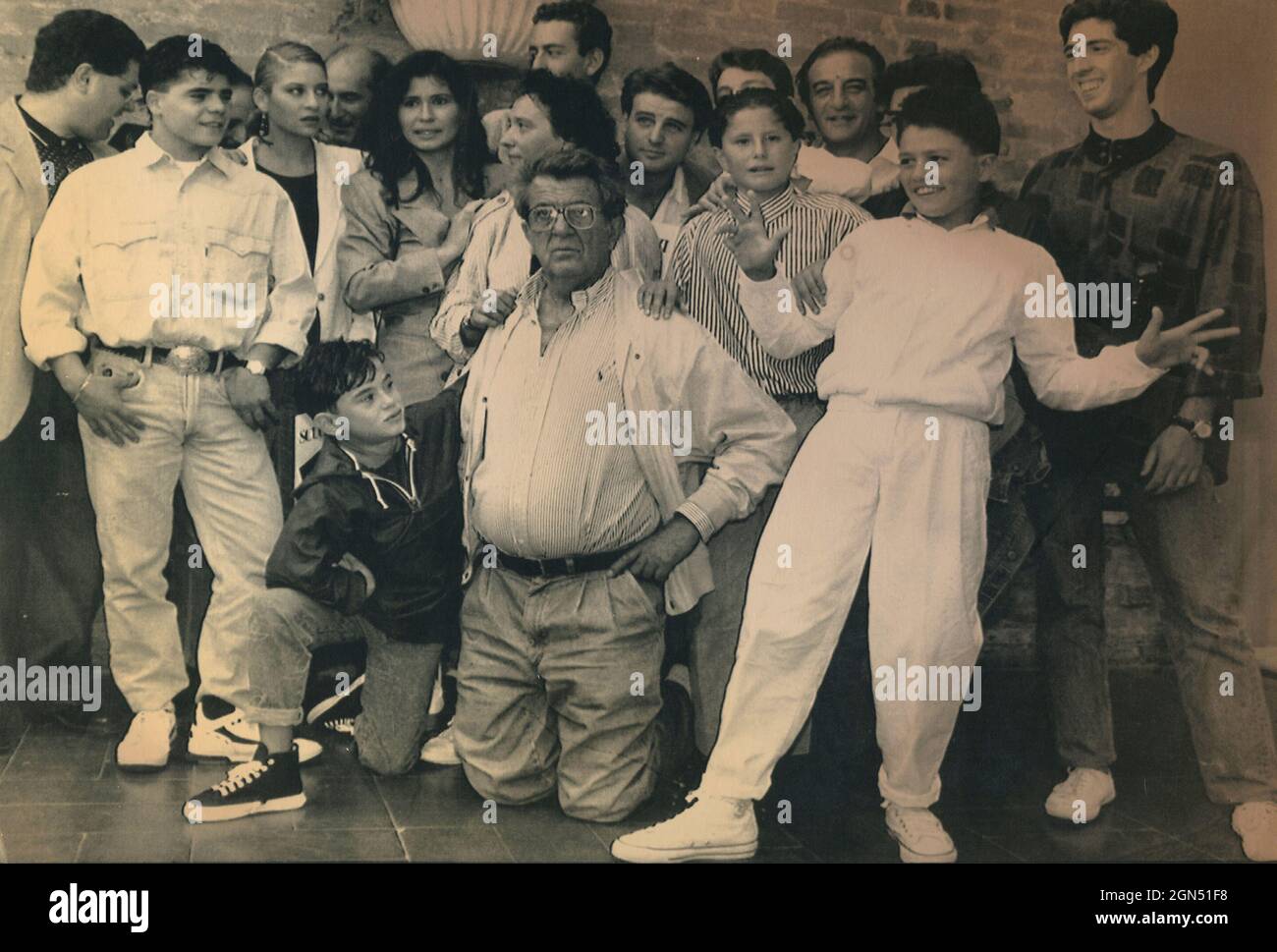 Italian moviemaker e attore Nanny Loy con il cast del film Scugnizzi - Street Boys, 1989 Foto Stock