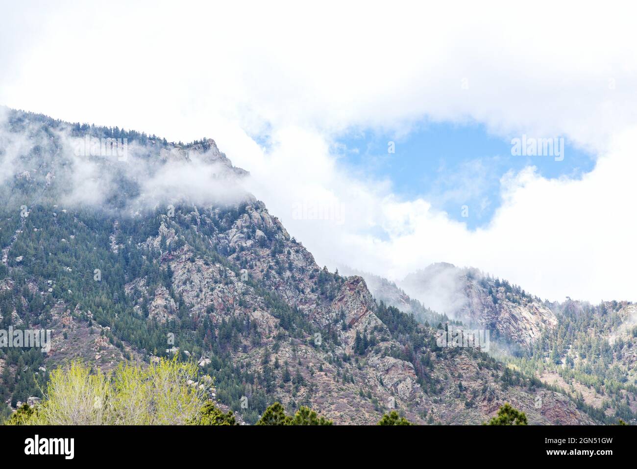 Cheyenne Mountain a Colorado Springs in un giorno nuvoloso. Nuvole che si spostano verso il Cheyenne Canyon in Colorado Springs, Colorado Foto Stock