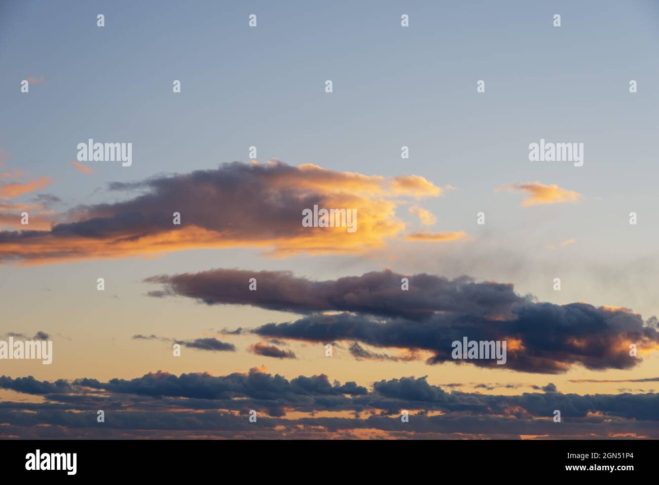 Fiery arancione tramonto cielo. Bellissimo cielo perfetto per le tue foto. Paesaggio di nuvole di cumulo al tramonto con luce solare, cielo serale. Sfondo celeste a. Foto Stock