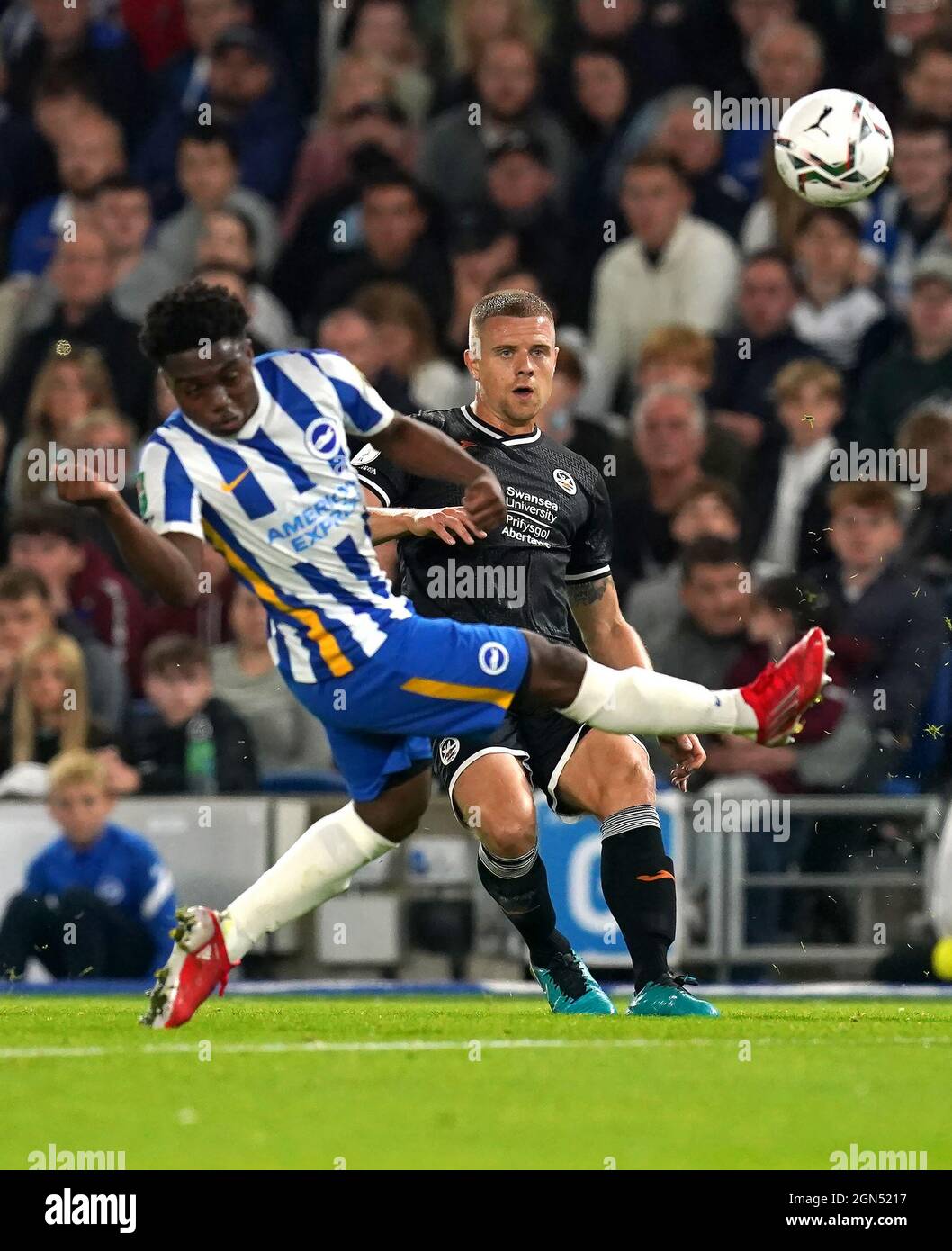 Brighton e Hove Albion's Tariq Lamptey (a sinistra) e il Jake Bidwell di Swansea City combattono per la palla durante la terza partita della Carabao Cup allo stadio AMEX di Brighton. Data foto: Mercoledì 22 settembre 2021. Foto Stock