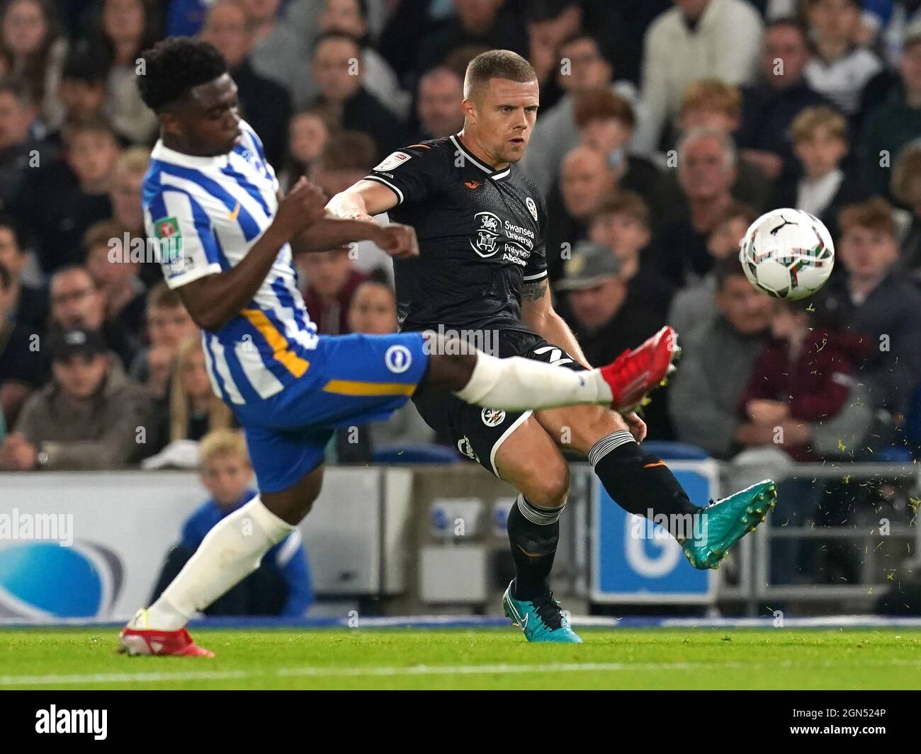 Brighton e Hove Albion's Tariq Lamptey (a sinistra) e il Jake Bidwell di Swansea City combattono per la palla durante la terza partita della Carabao Cup allo stadio AMEX di Brighton. Data foto: Mercoledì 22 settembre 2021. Foto Stock
