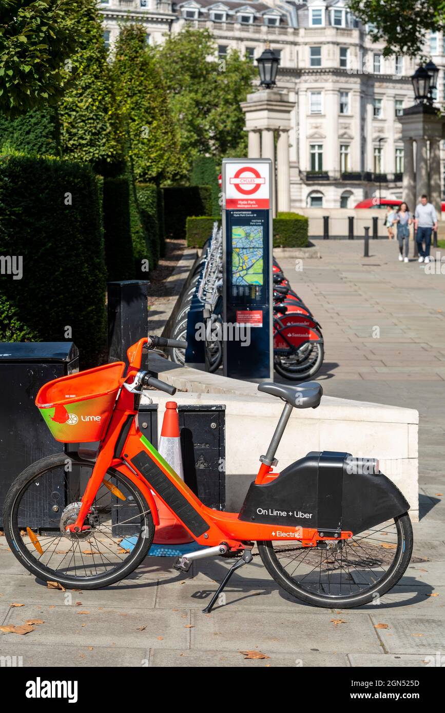 Bicicletta elettrica in calce a noleggio, vicino a una docking station di Santander Cycles a Westminster, Londra, Regno Unito. Noleggio biciclette pubblico nella città di Londra. Foto Stock