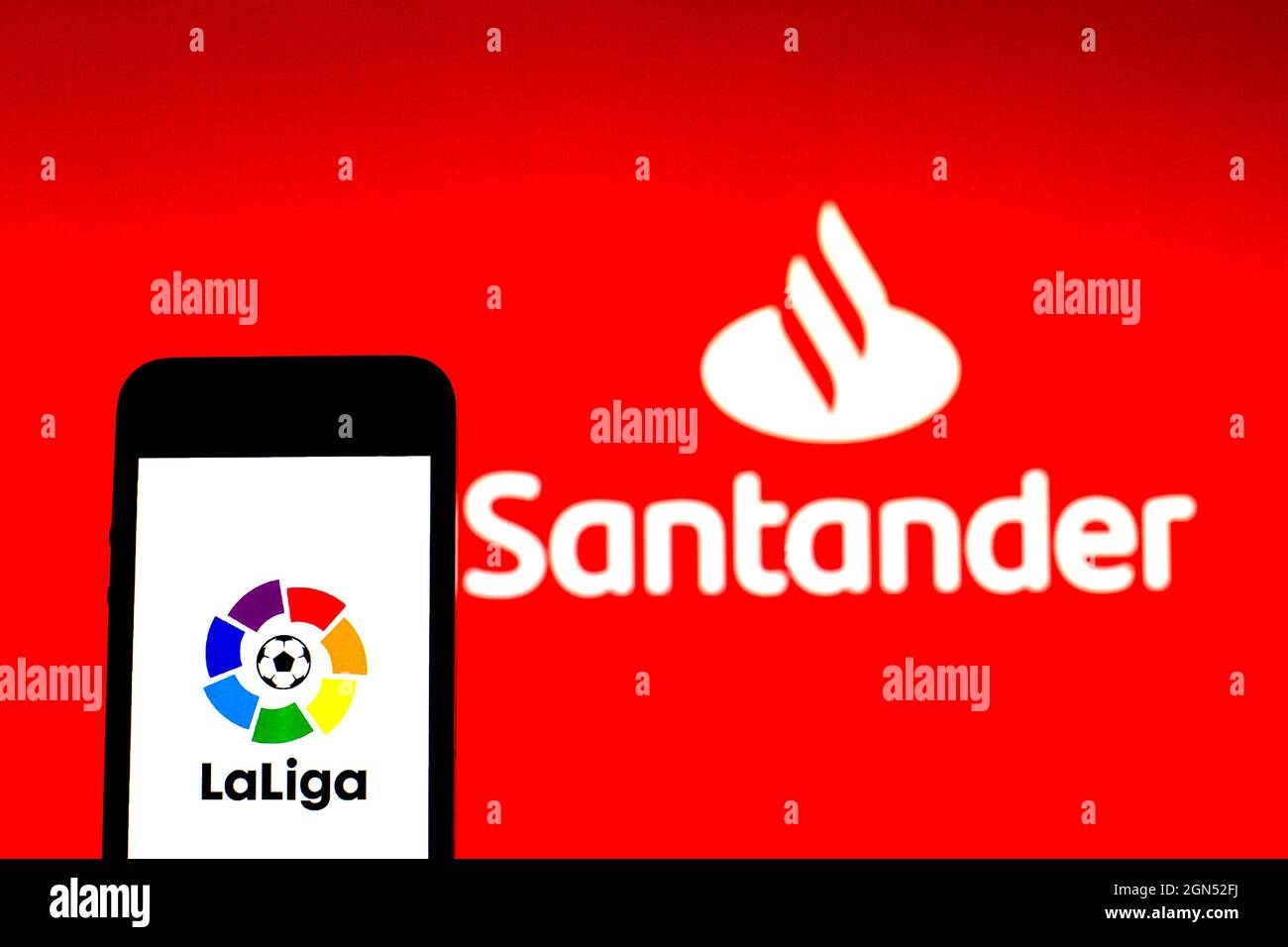 Spagna. 16 settembre 2021. In questa foto raffigura un logo LaLiga visualizzato su uno smartphone con il logo Banco Santander, S.A. sullo sfondo. (Credit Image: © Thiago Prudencio/SOPA Images via ZUMA Press Wire) Foto Stock